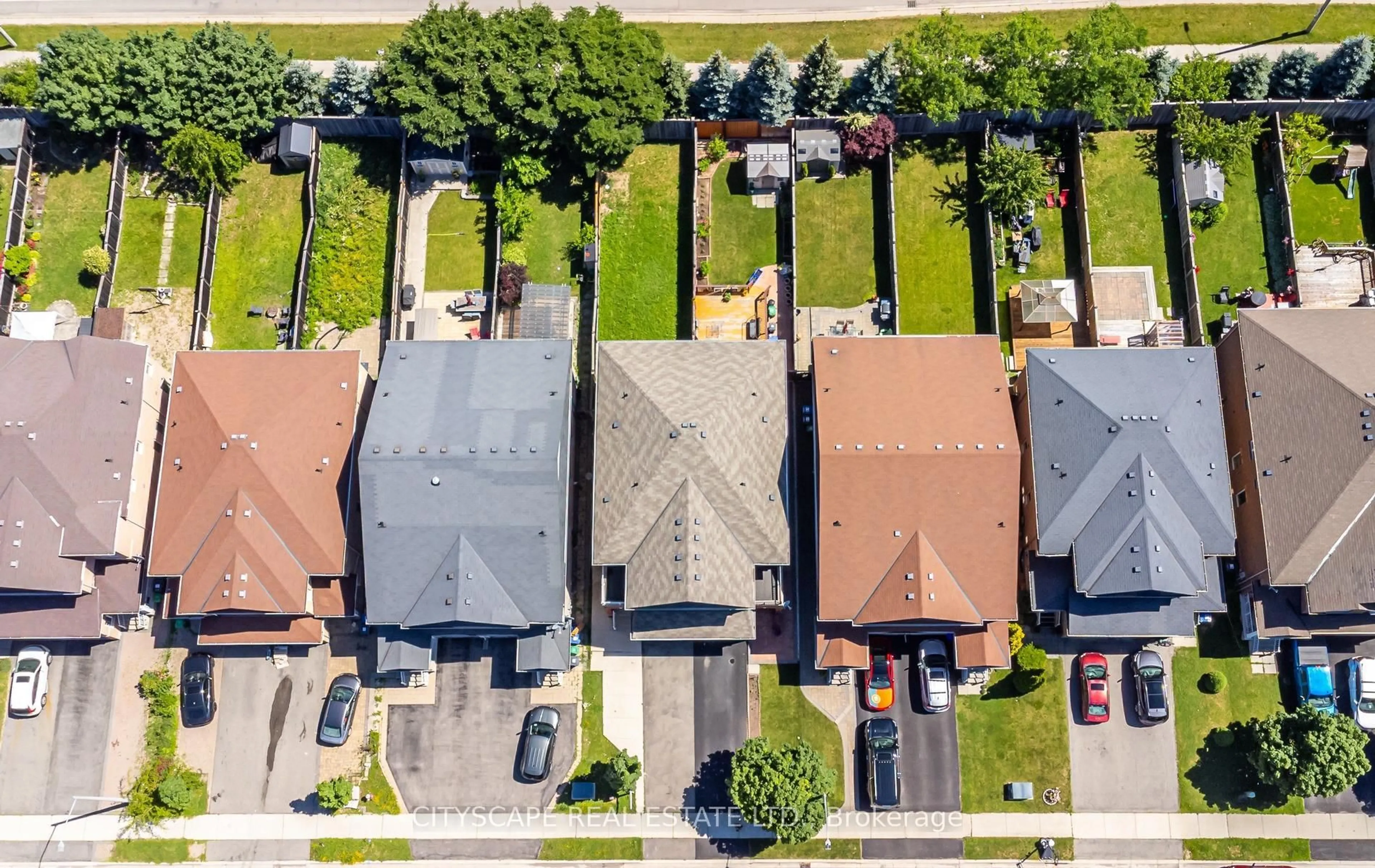 A pic from outside/outdoor area/front of a property/back of a property/a pic from drone, street for 4704 Centretown Way, Mississauga Ontario L5R 0C9
