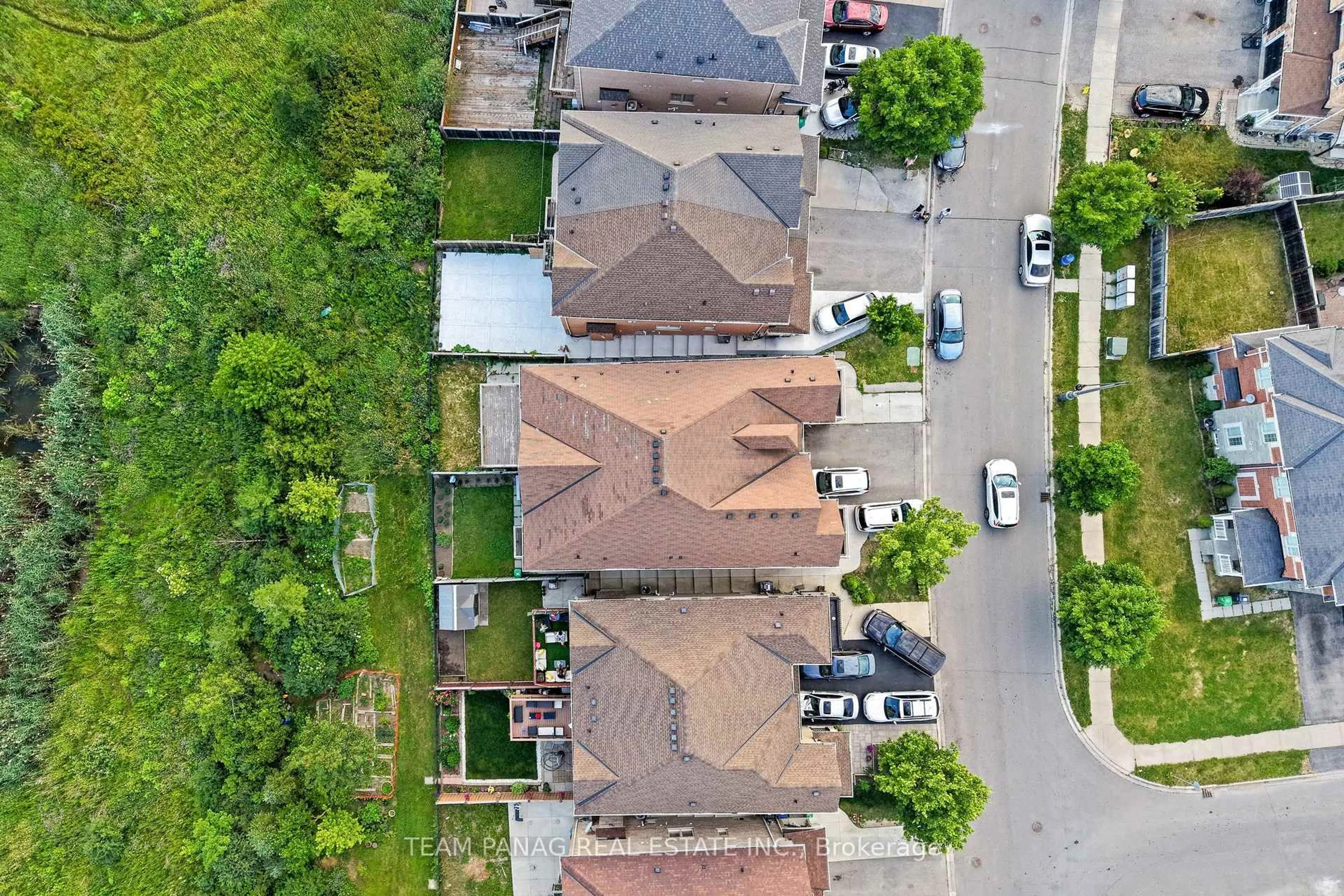 A pic from outside/outdoor area/front of a property/back of a property/a pic from drone, street for 54 Clearfield Dr, Brampton Ontario L6P 3J5