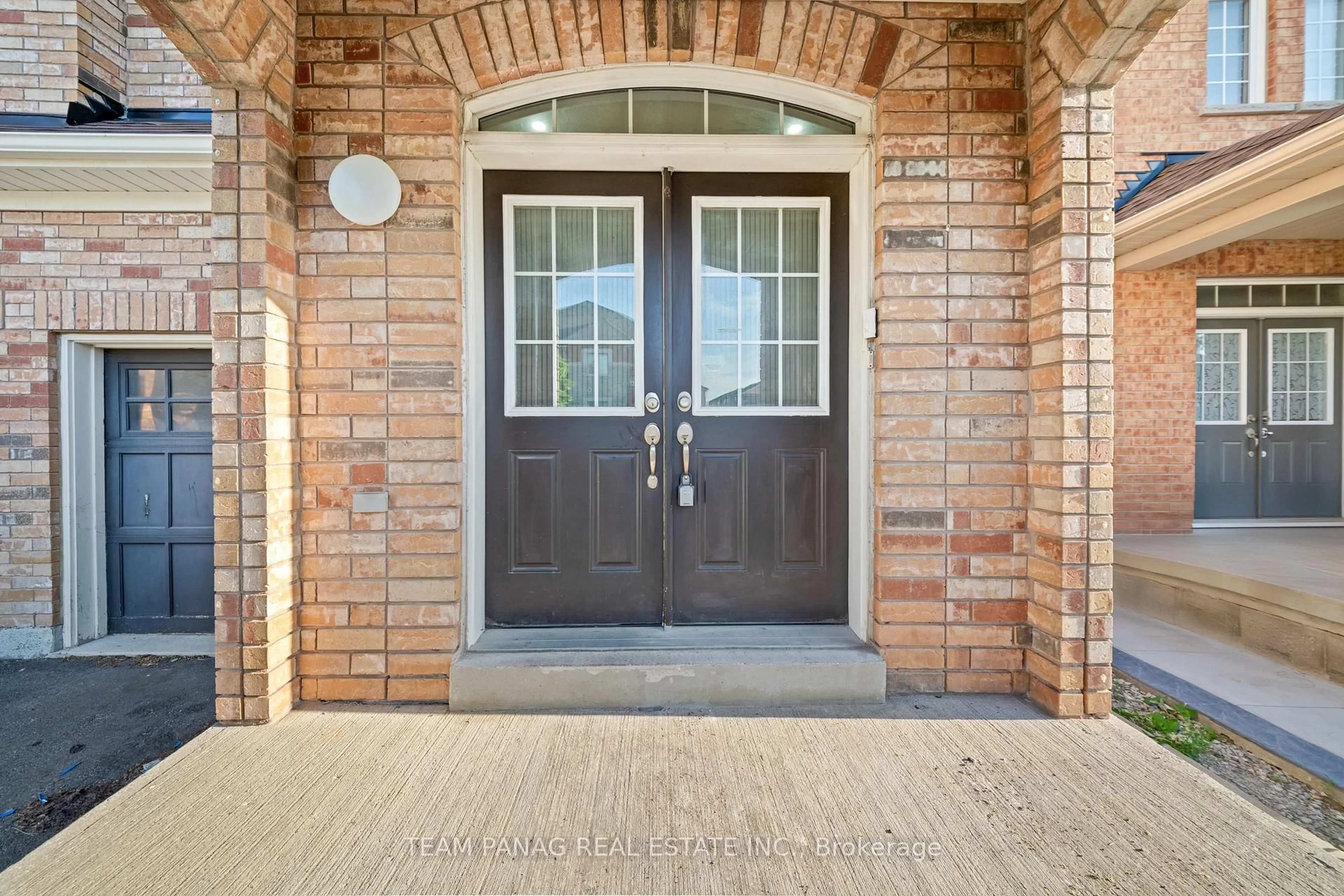 Indoor entryway for 54 Clearfield Dr, Brampton Ontario L6P 3J5