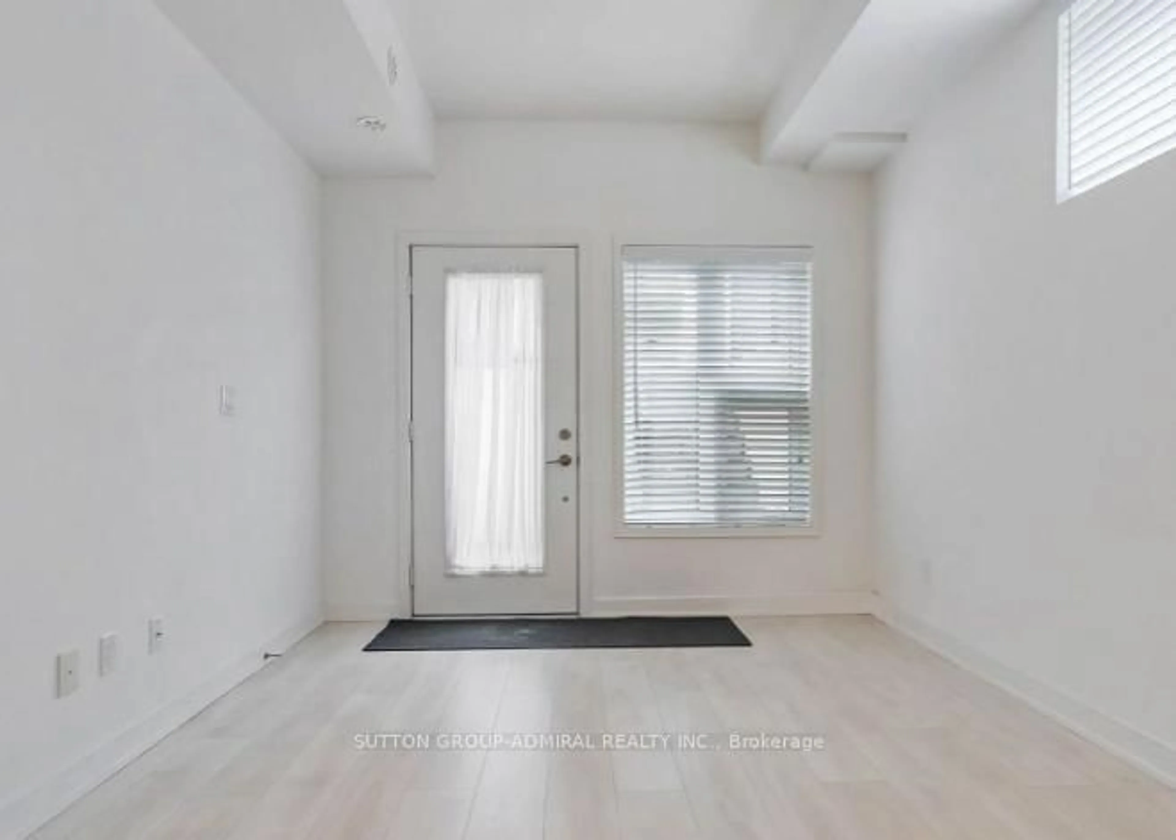 Indoor entryway for 1133 Cooke Blvd #817, Burlington Ontario L7T 4A8