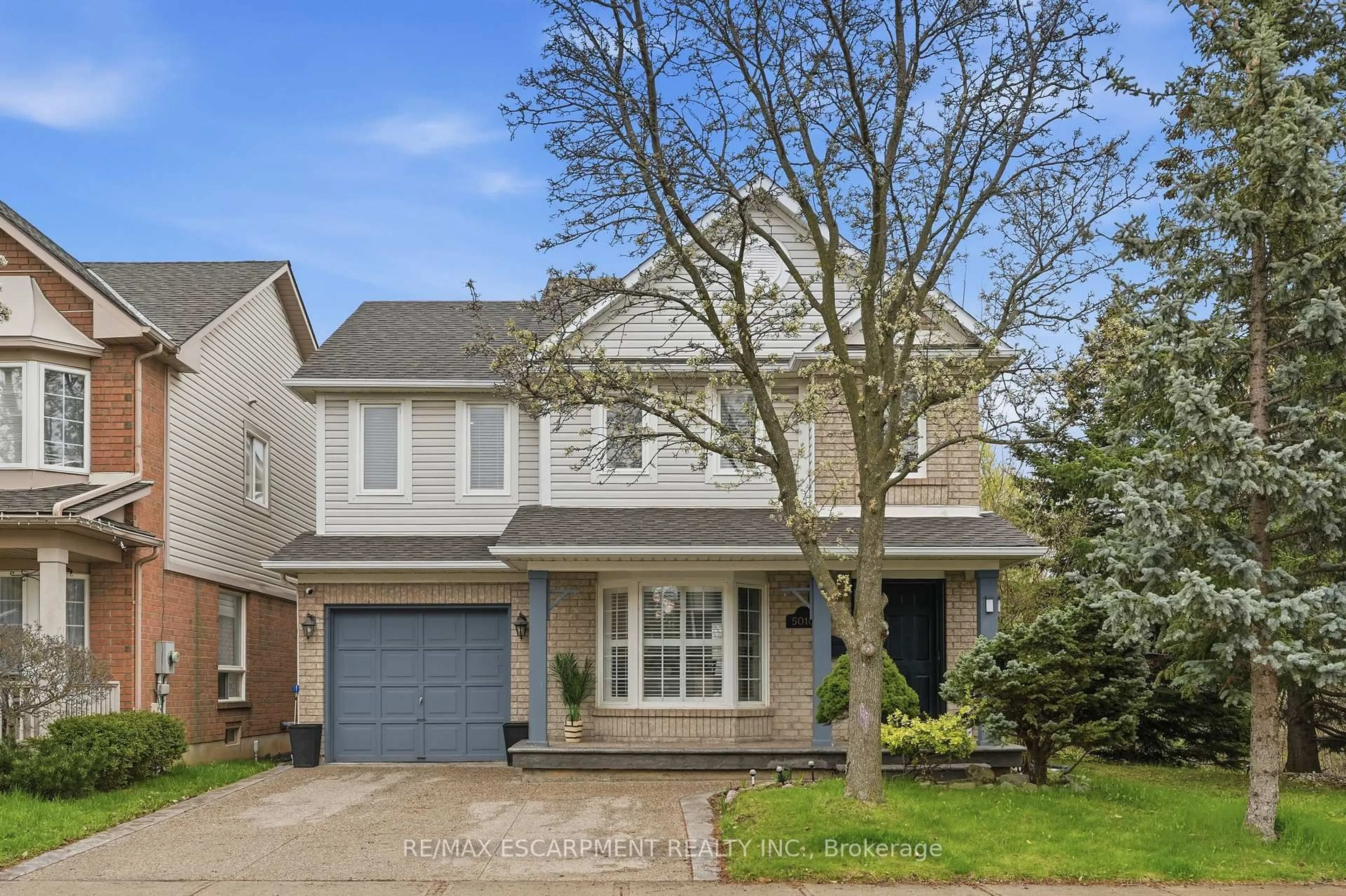 Home with vinyl exterior material, street for 5010 Bunton Cres, Burlington Ontario L7L 6H2