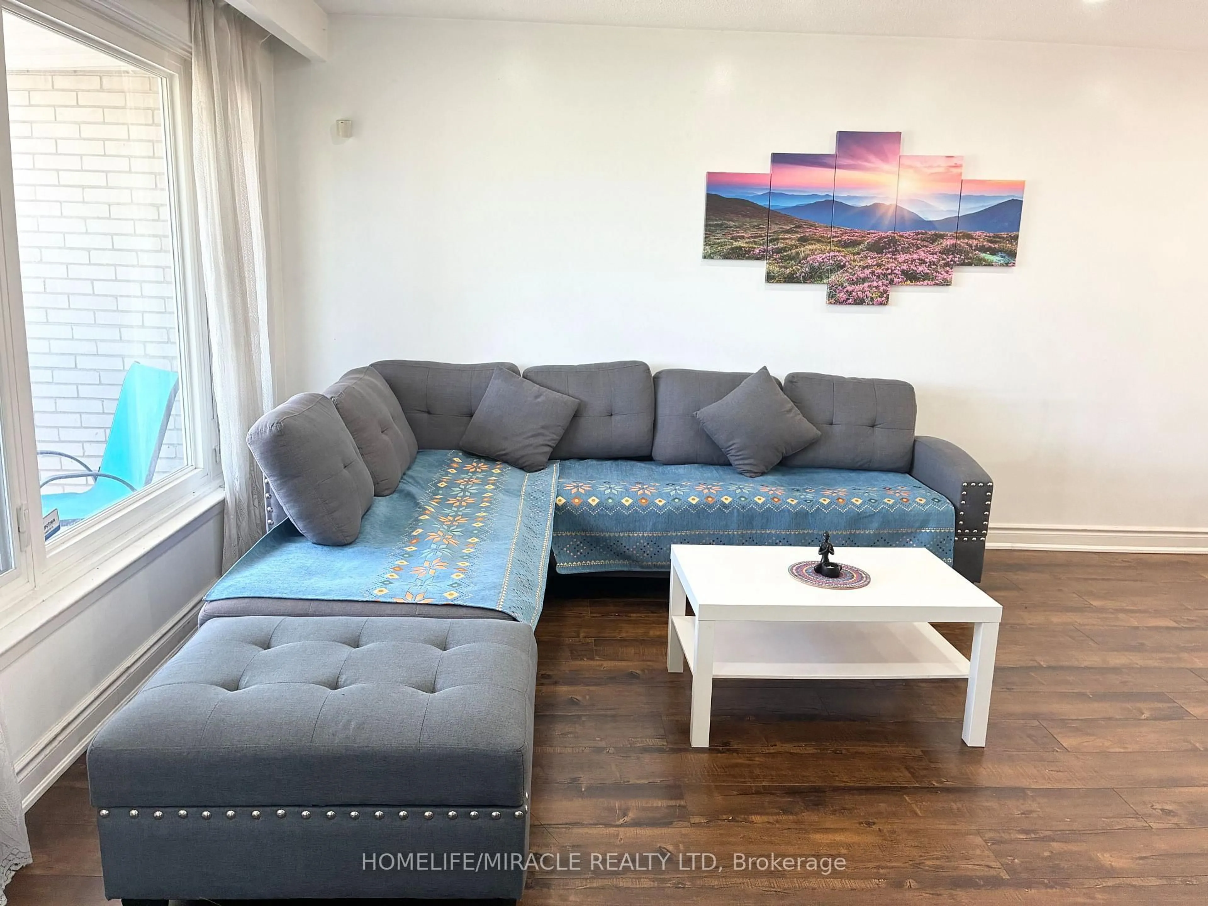 Living room with furniture, wood/laminate floor for 3323 Jolliffe Ave, Mississauga Ontario L4T 1V6