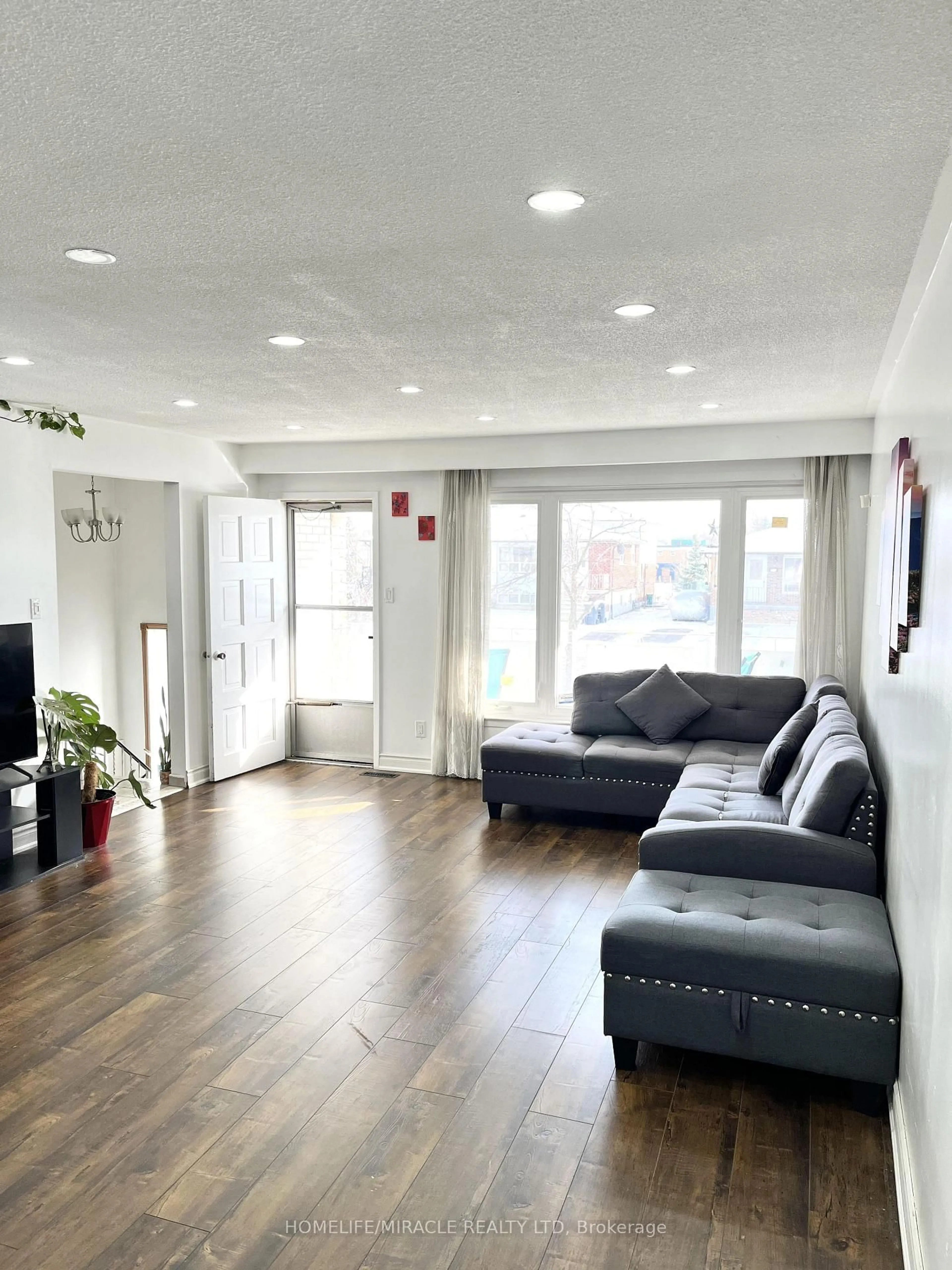 Living room with furniture, wood/laminate floor for 3323 Jolliffe Ave, Mississauga Ontario L4T 1V6