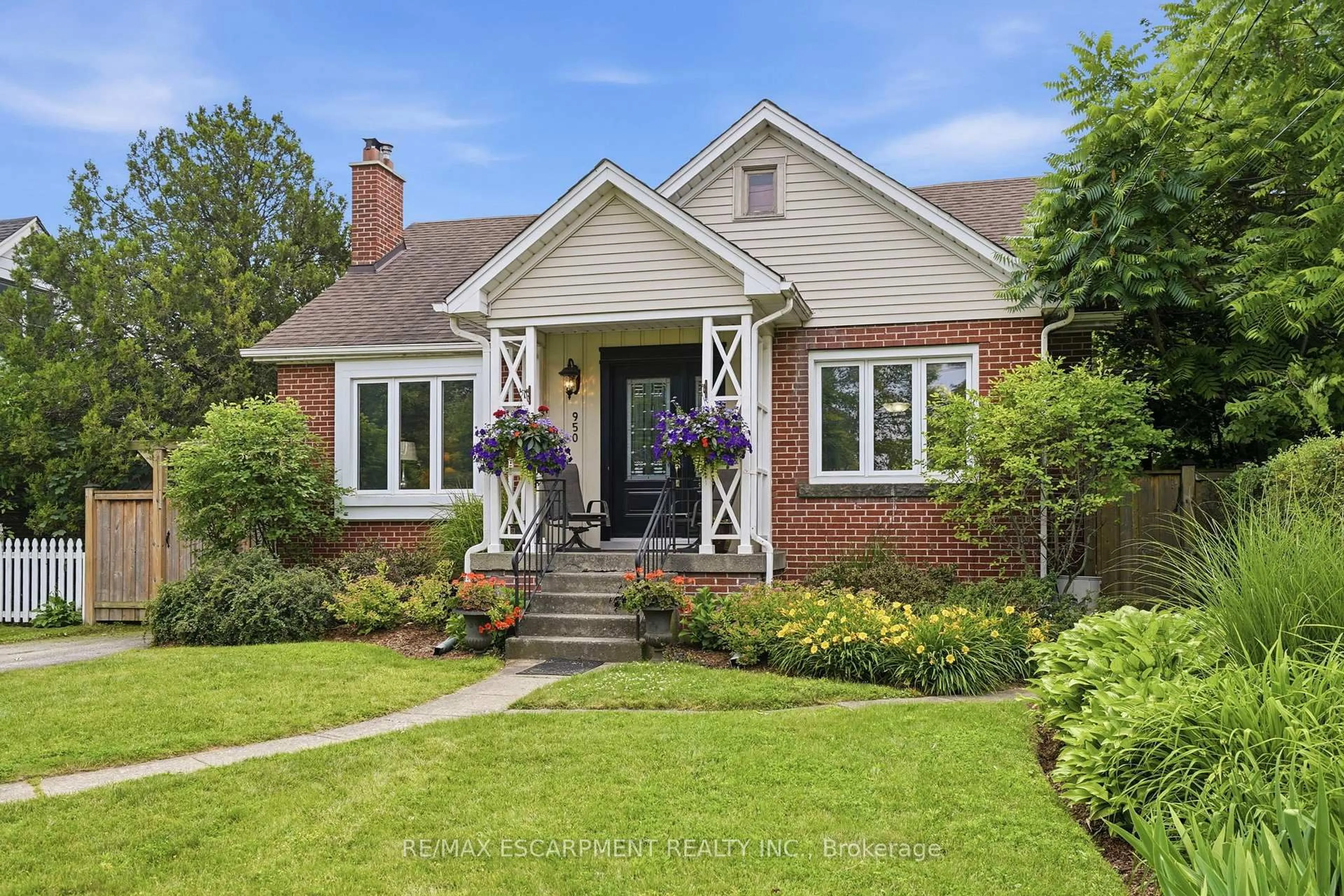 Home with brick exterior material, street for 950 NORTH SHORE Blvd, Burlington Ontario L7T 1B1