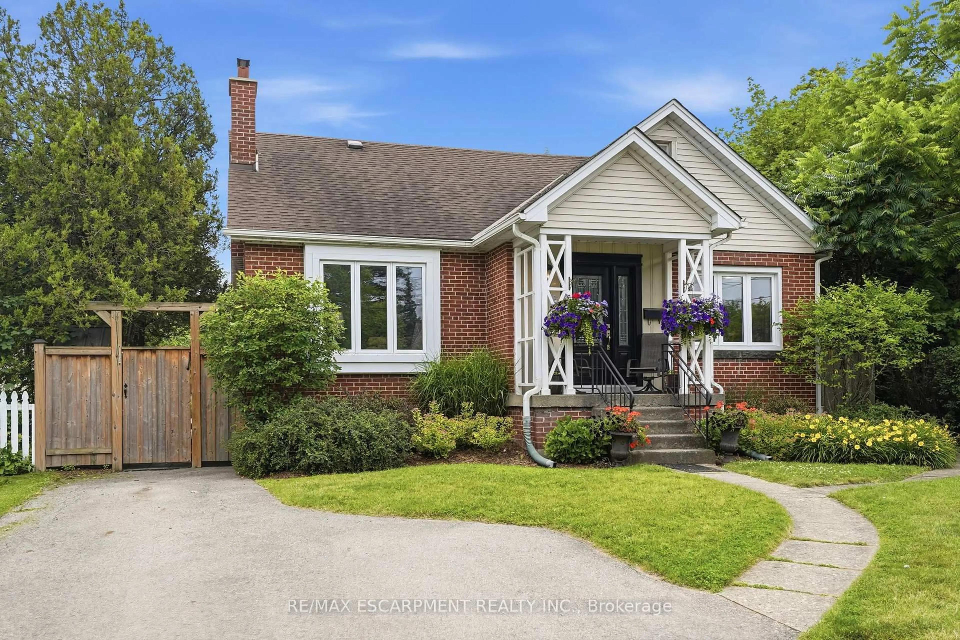 Home with brick exterior material, street for 950 NORTH SHORE Blvd, Burlington Ontario L7T 1B1