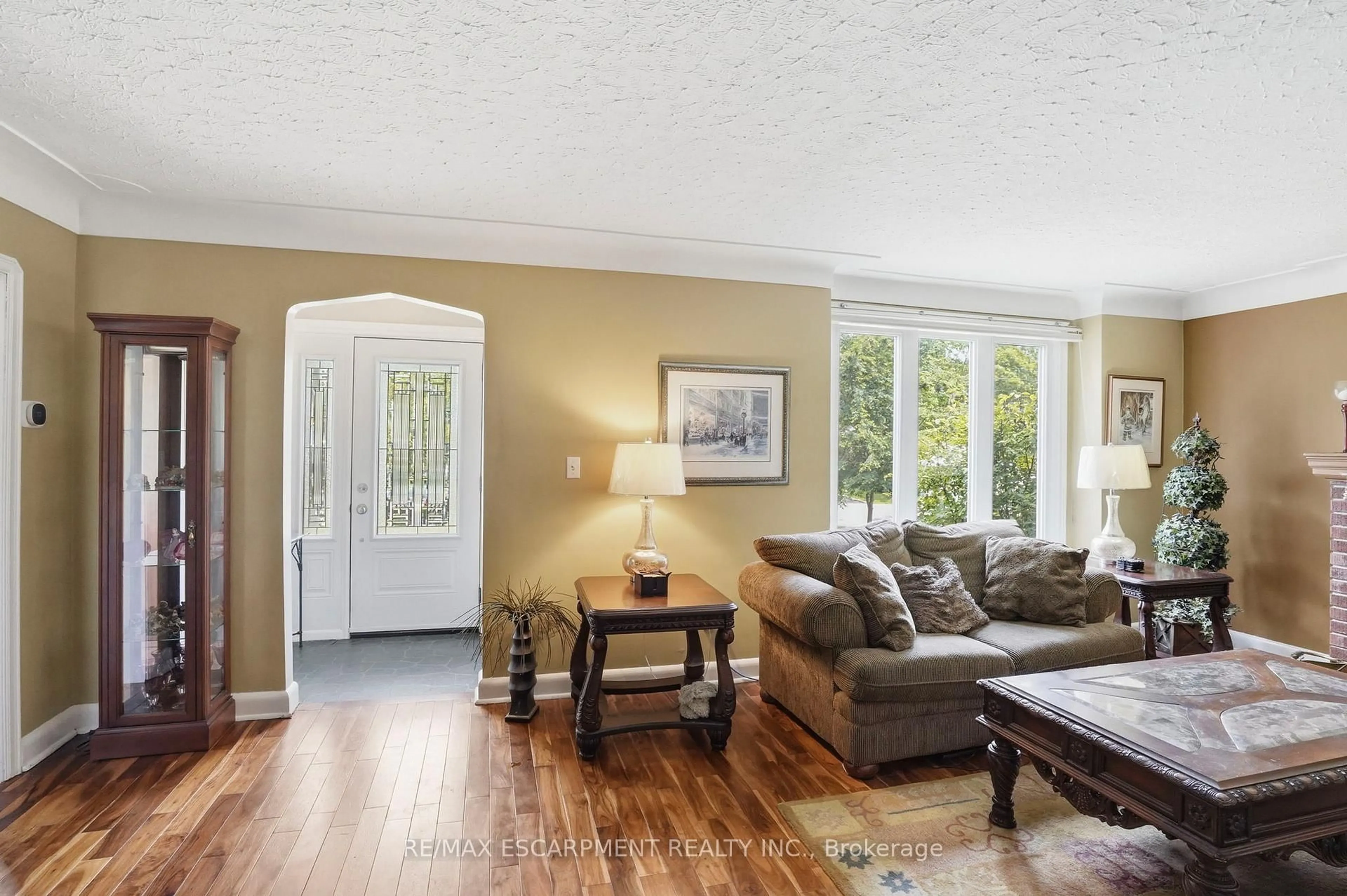Living room with furniture, unknown for 950 NORTH SHORE Blvd, Burlington Ontario L7T 1B1