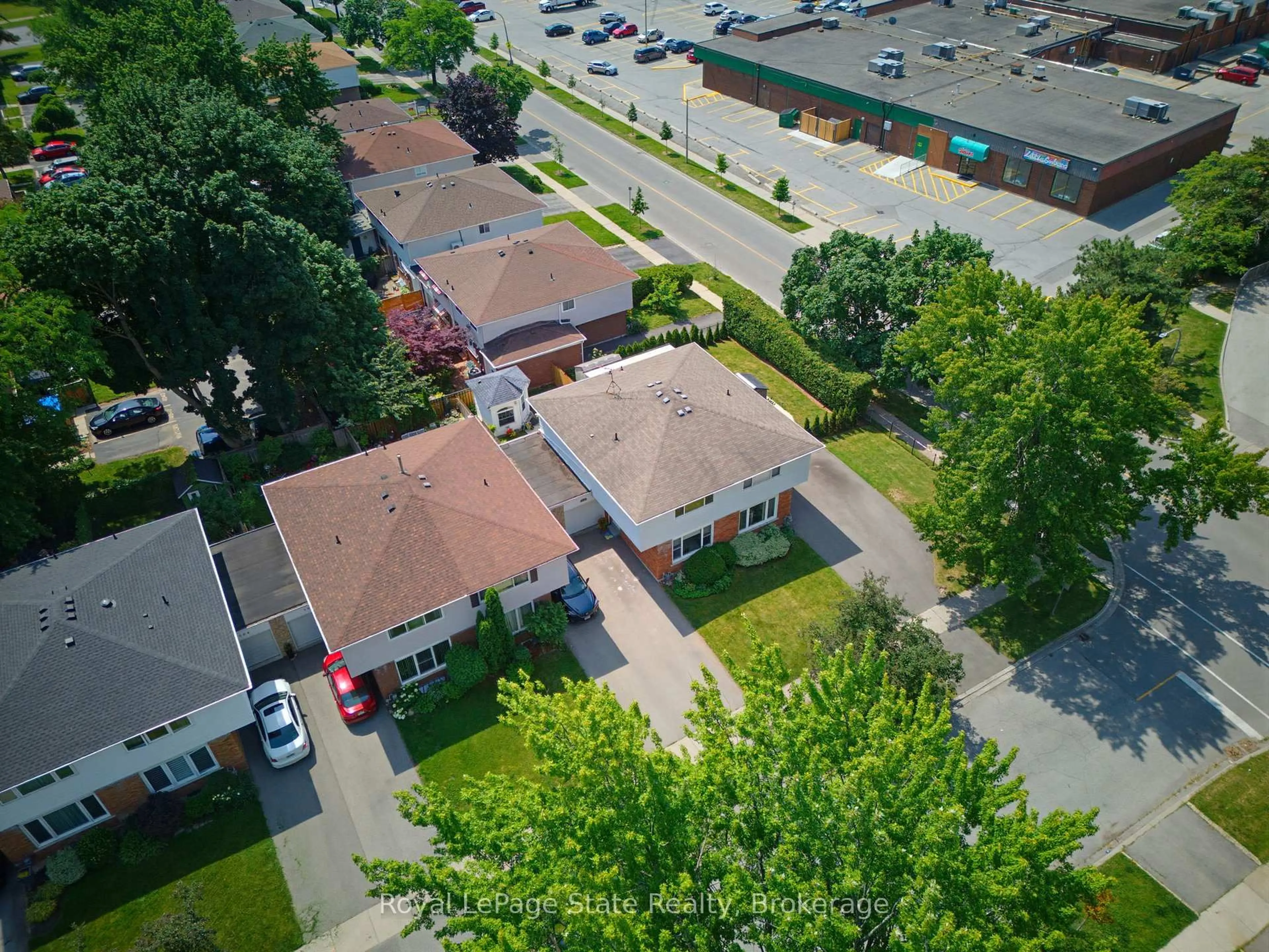 A pic from outside/outdoor area/front of a property/back of a property/a pic from drone, street for 4078 Stephanie St, Burlington Ontario L7L 1X1