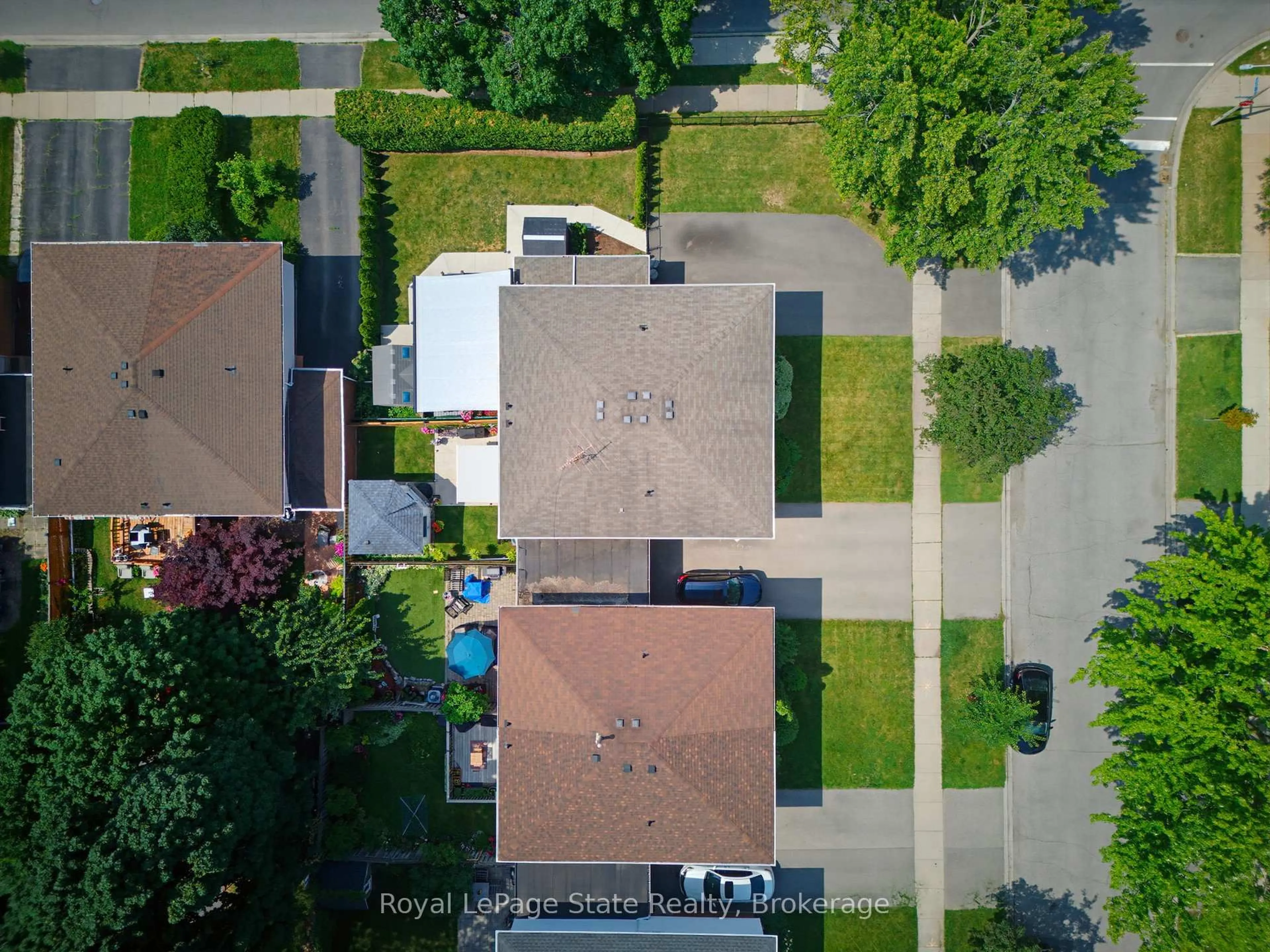 A pic from outside/outdoor area/front of a property/back of a property/a pic from drone, street for 4078 Stephanie St, Burlington Ontario L7L 1X1
