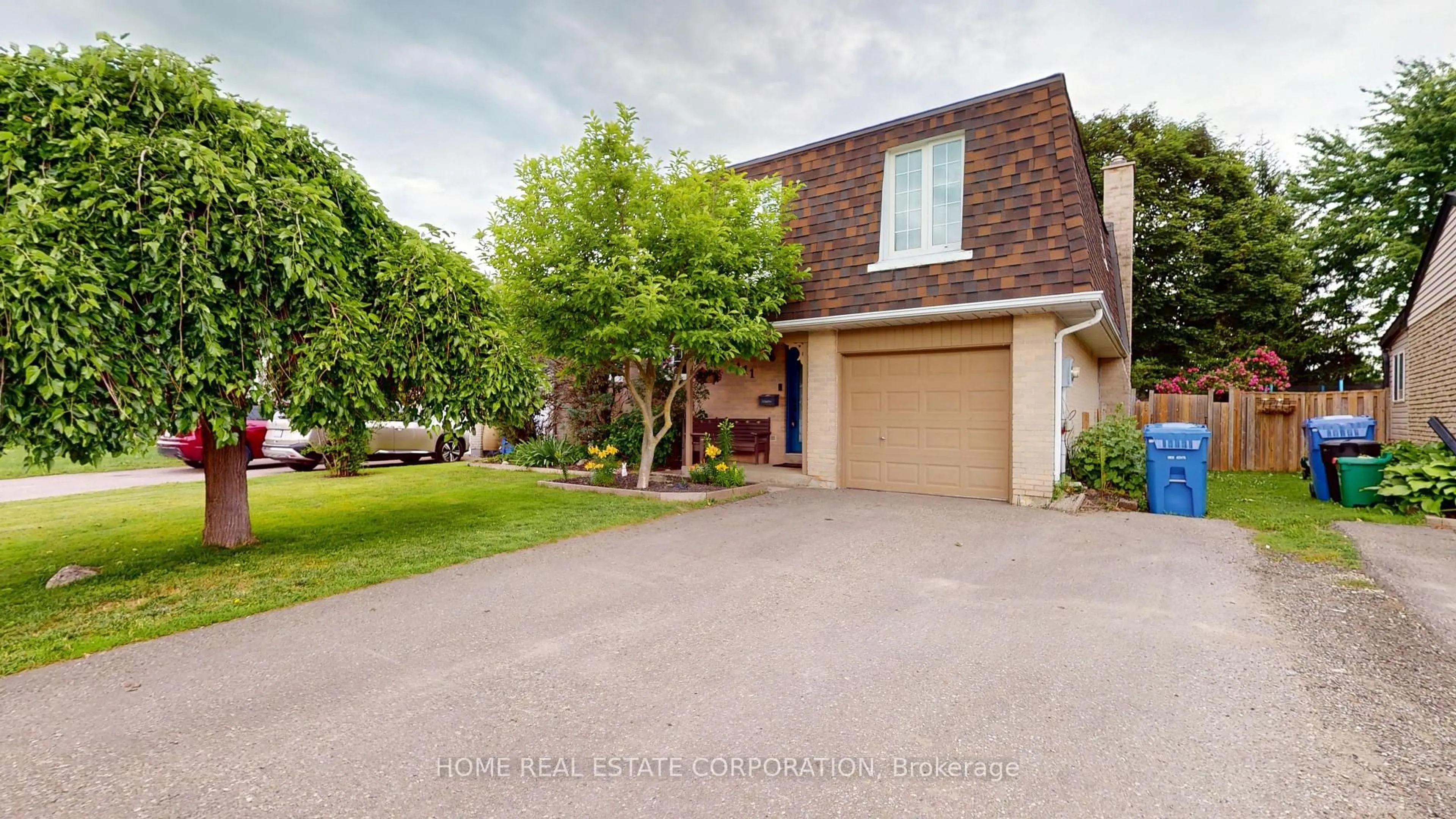 A pic from outside/outdoor area/front of a property/back of a property/a pic from drone, street for 111 Diane Dr, Orangeville Ontario L9W 3M9
