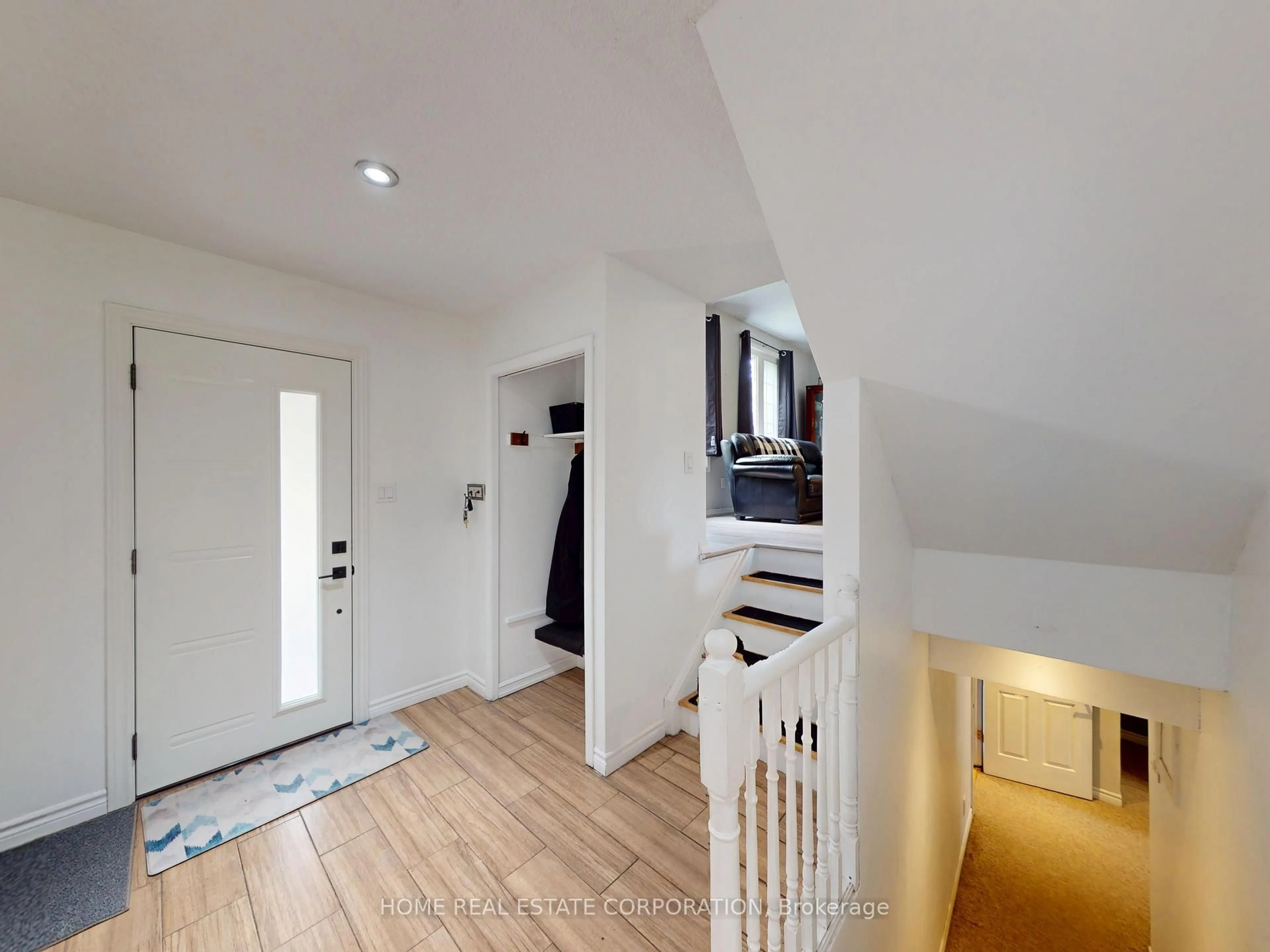 Indoor entryway for 111 Diane Dr, Orangeville Ontario L9W 3M9