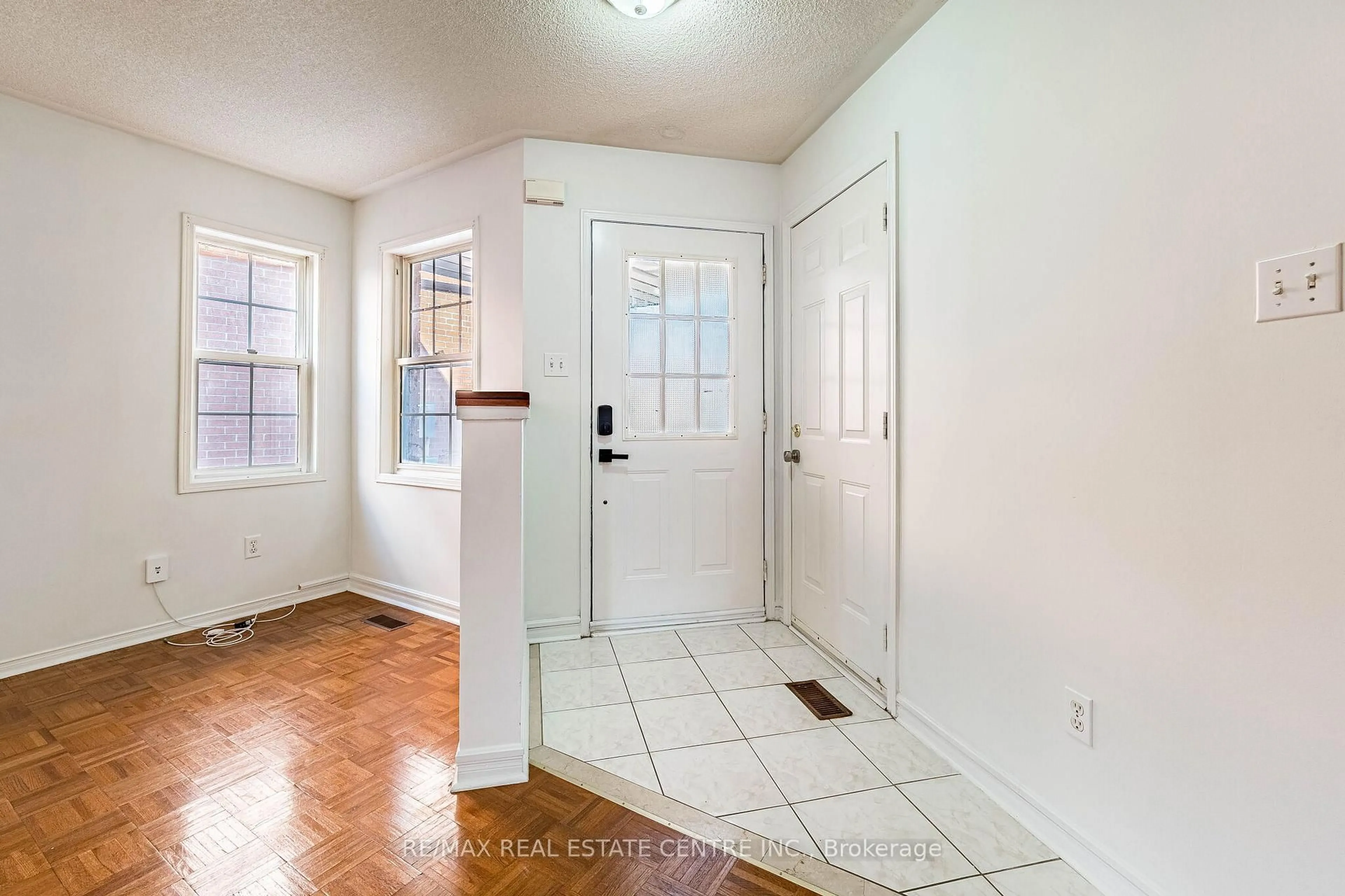 Indoor entryway for 35 Twisted Oak St, Brampton Ontario L6R 1T1
