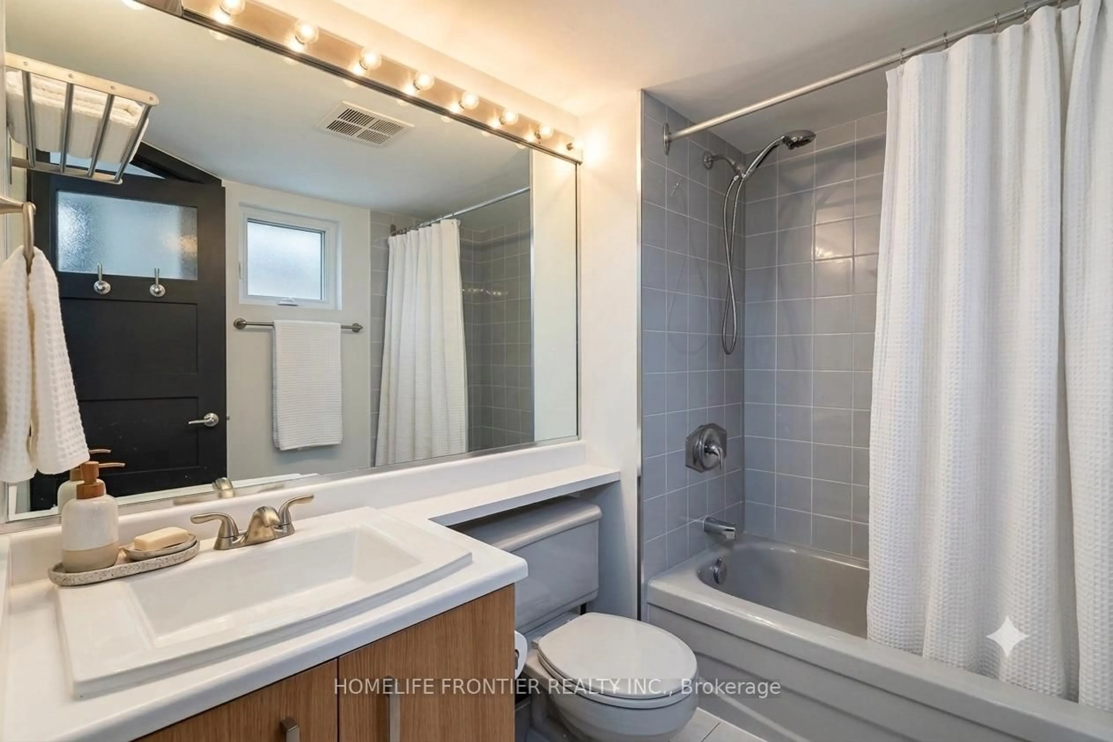 Standard bathroom, ceramic/tile floor for 2261 Lakeshore Blvd #611, Toronto Ontario M8V 3X1