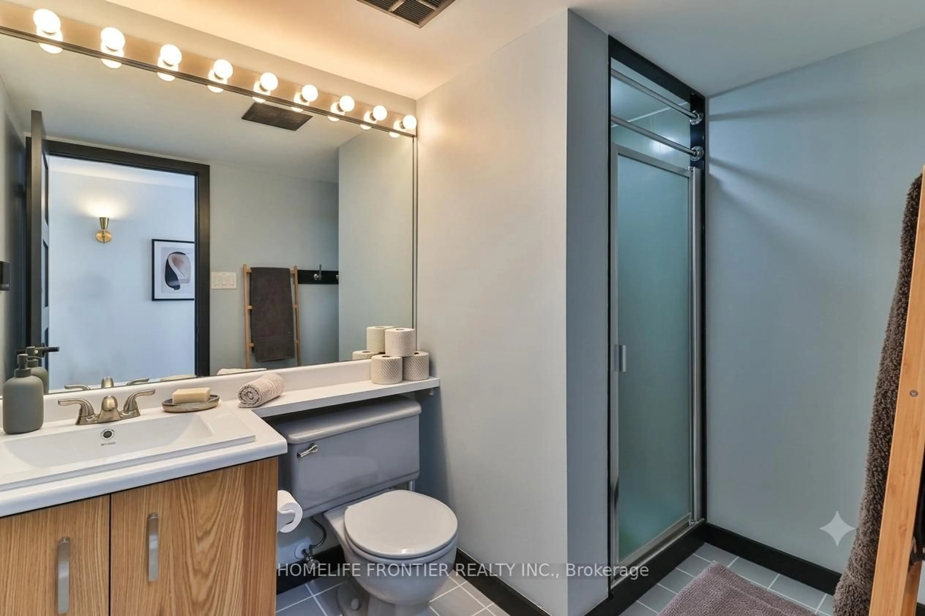 Standard bathroom, ceramic/tile floor for 2261 Lakeshore Blvd #611, Toronto Ontario M8V 3X1