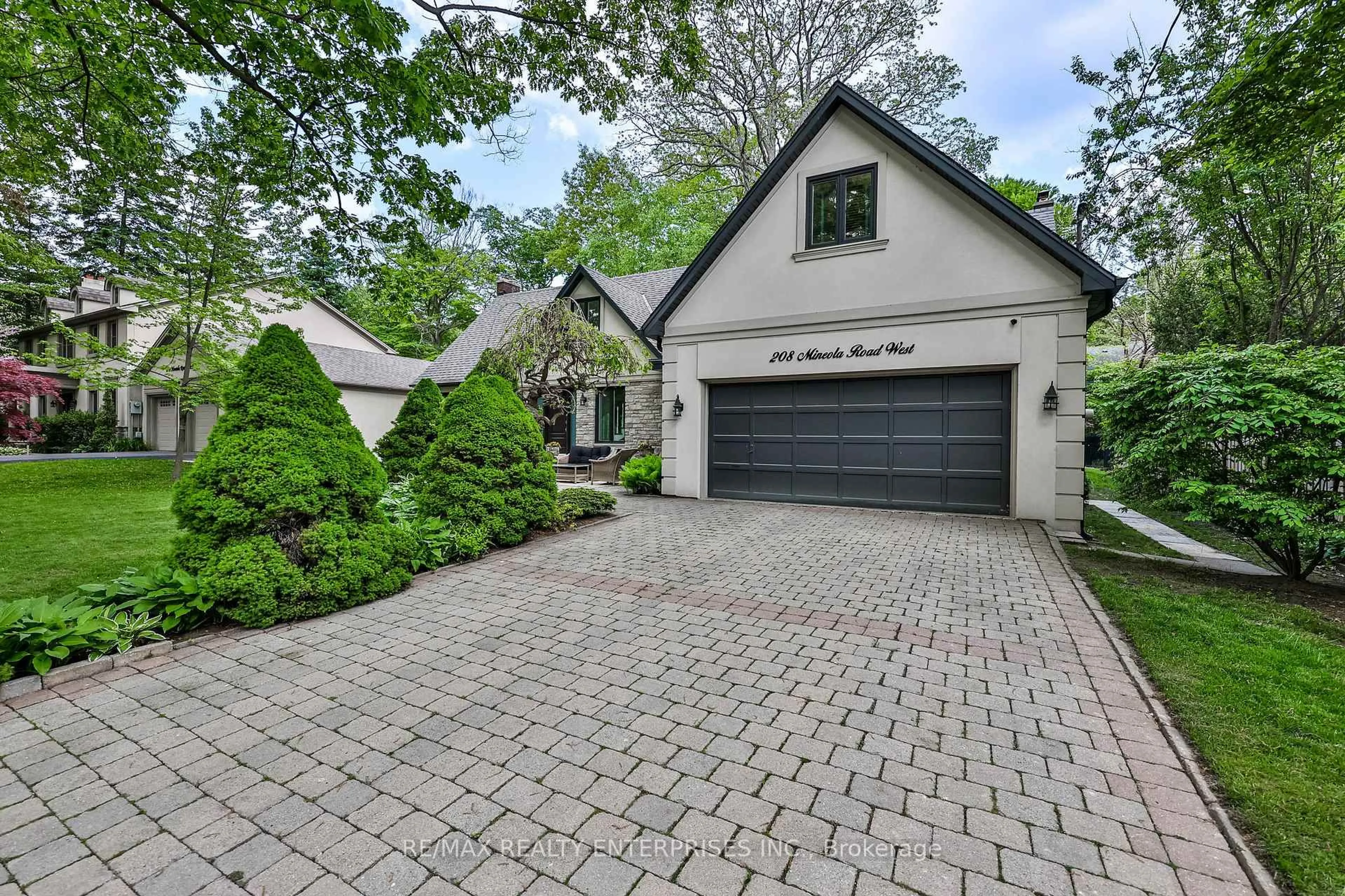 Home with brick exterior material, street for 208 Mineola Rd, Mississauga Ontario L5G 2C7