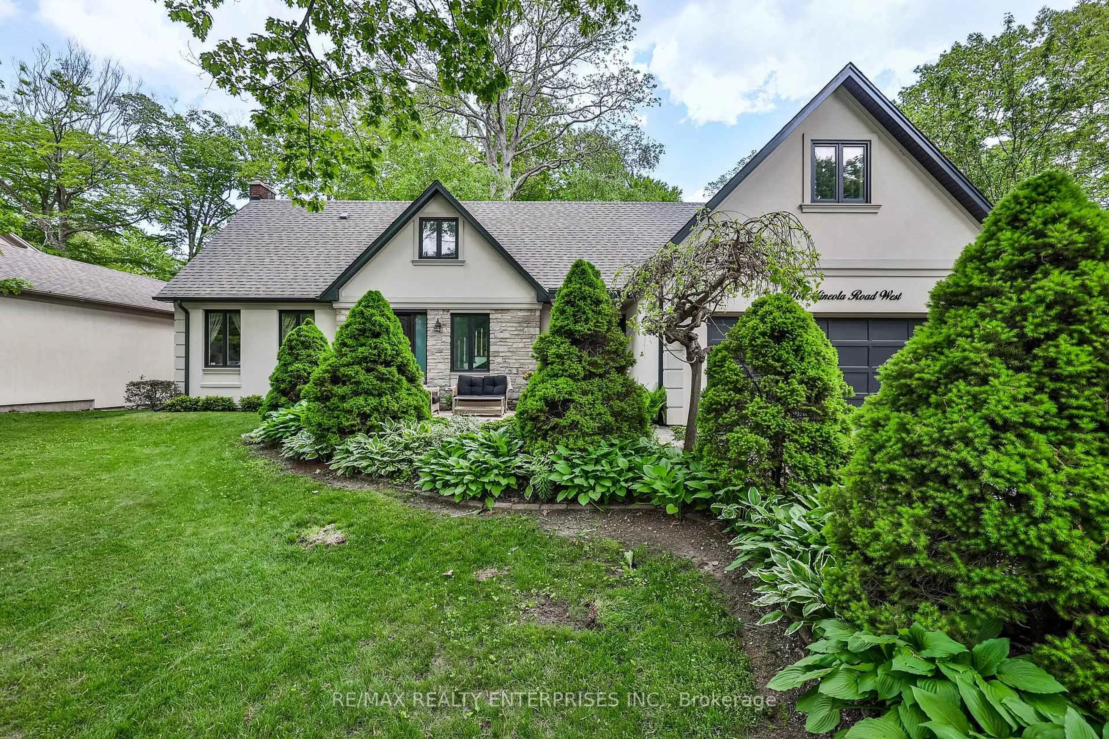 Home with brick exterior material, street for 208 Mineola Rd, Mississauga Ontario L5G 2C7