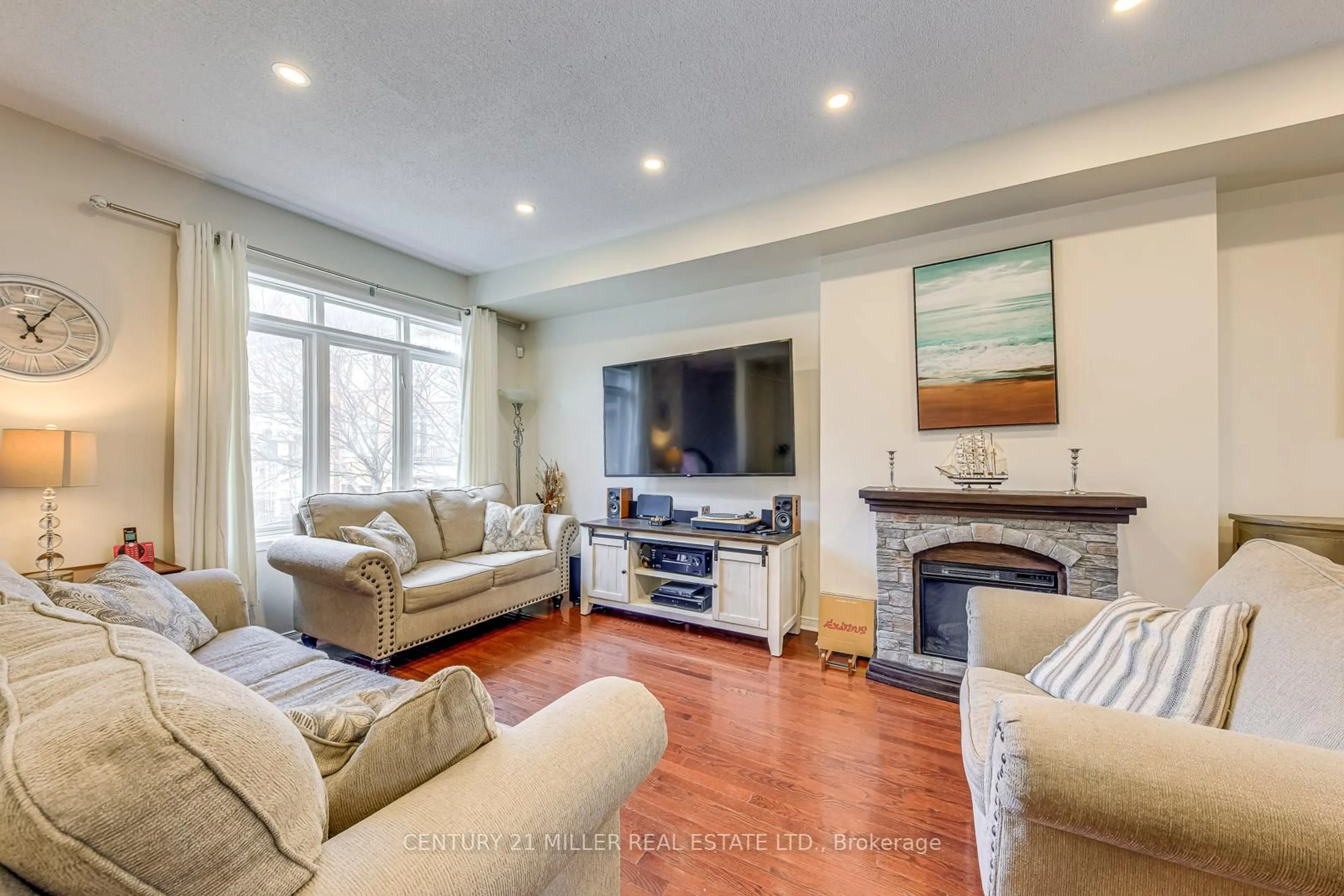 Living room with furniture, unknown for 3117 Joel Kerbel Pl, Mississauga Ontario L4Y 0B1