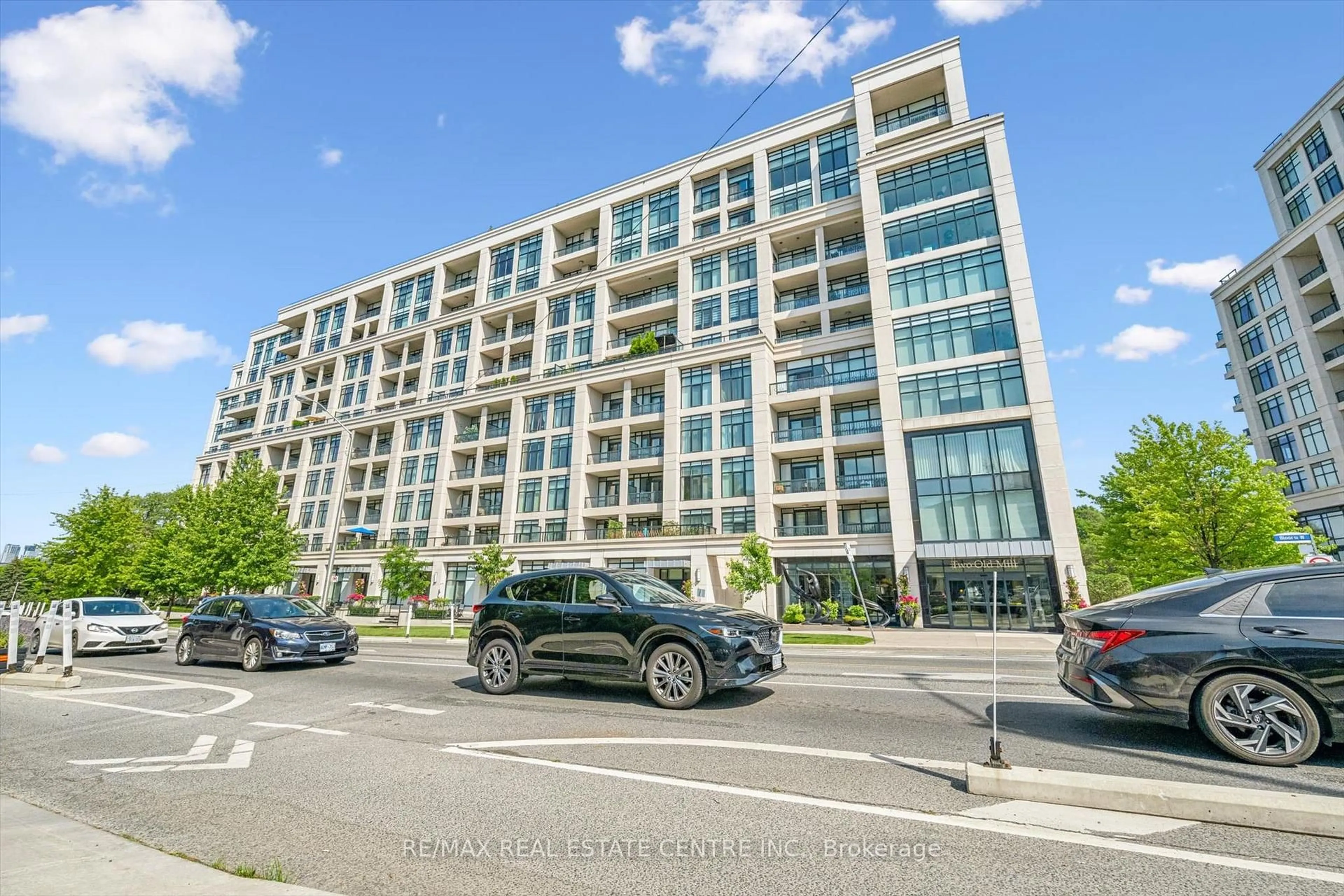 A pic from outside/outdoor area/front of a property/back of a property/a pic from drone, street for 2 Old Mill Dr #524, Toronto Ontario M6S 0A2