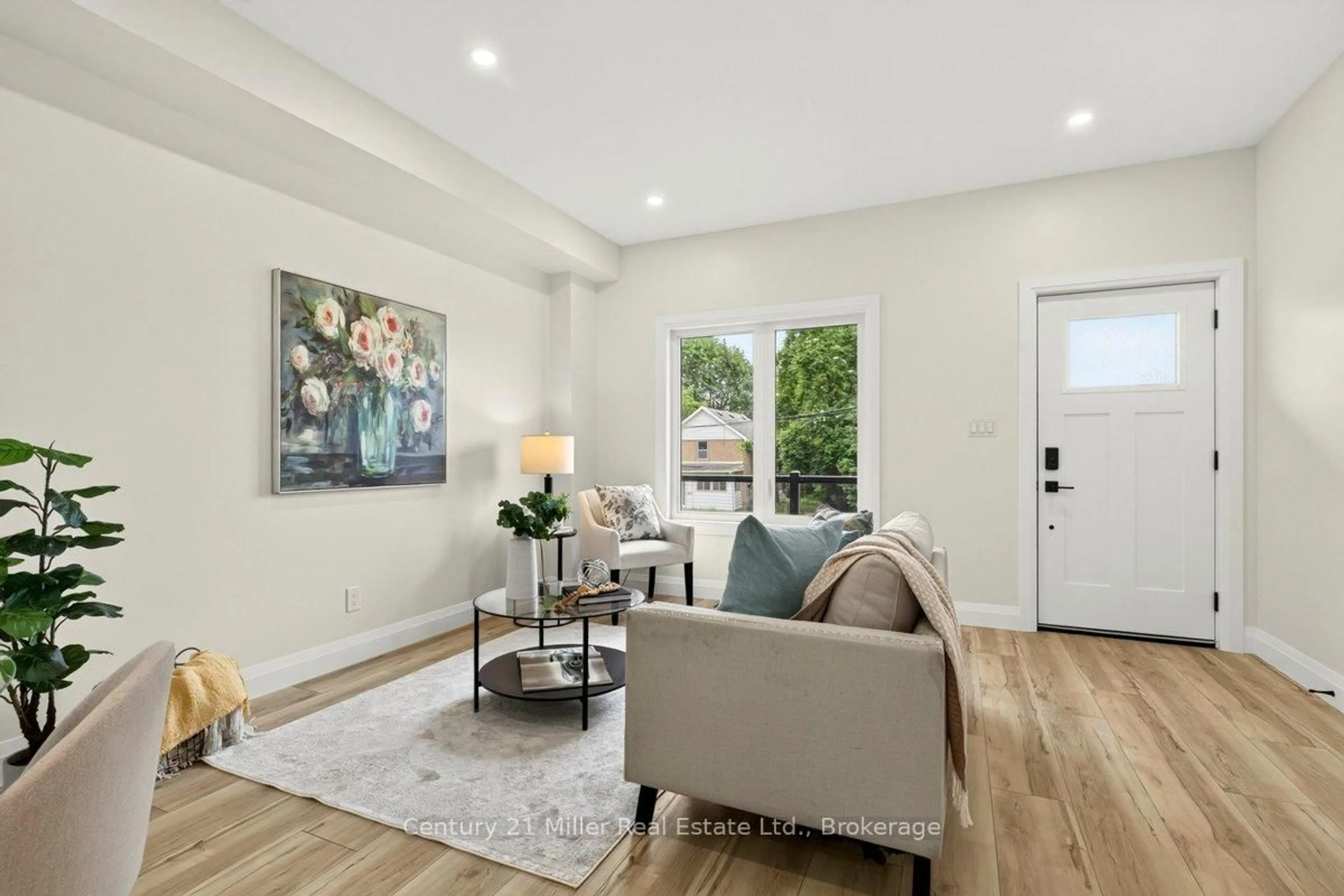 Living room with furniture, unknown for 39 Victoria St, Halton Hills Ontario L7G 3N5