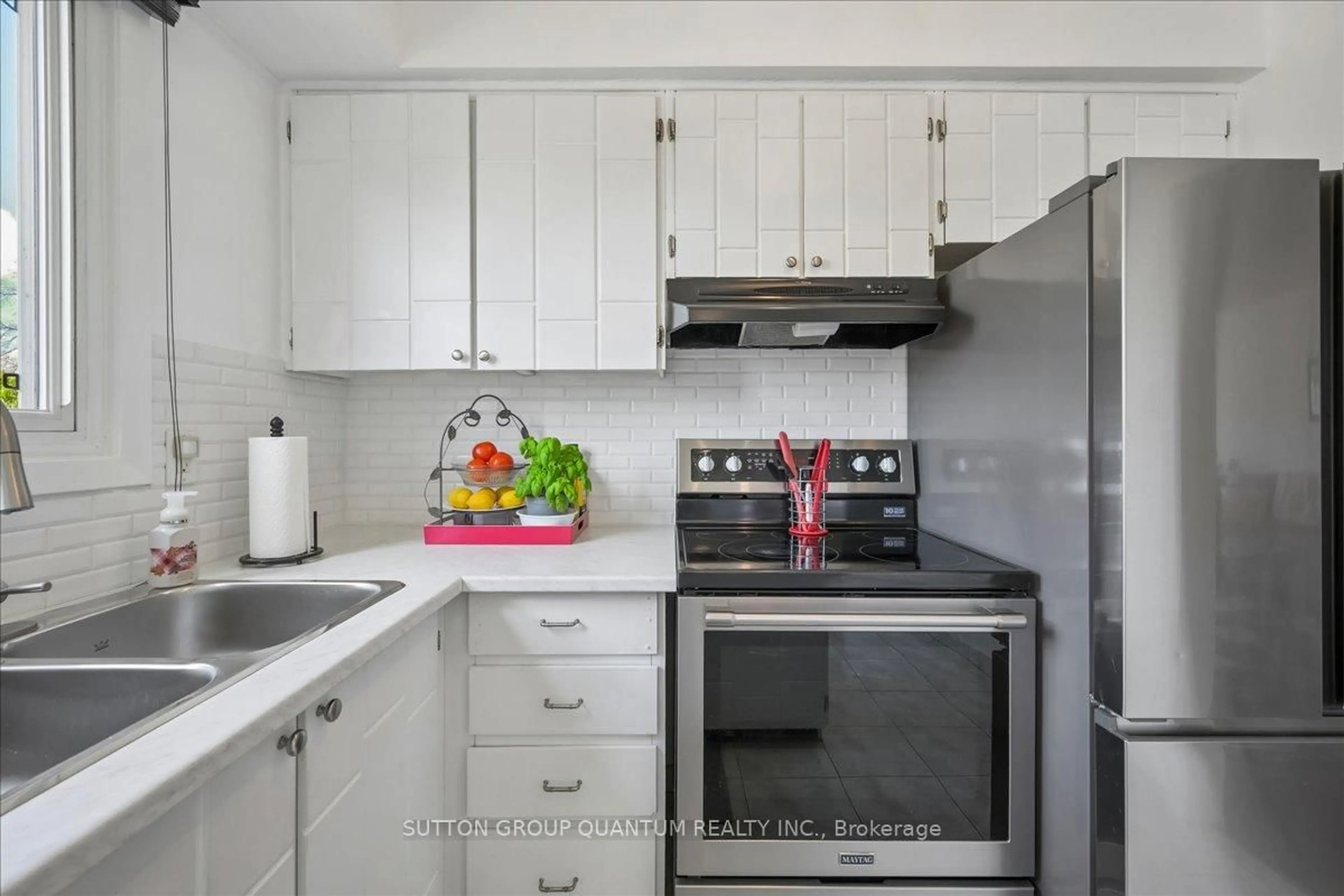 Standard kitchen, unknown for 16 Salisbury Circ, Brampton Ontario L6V 2Z4