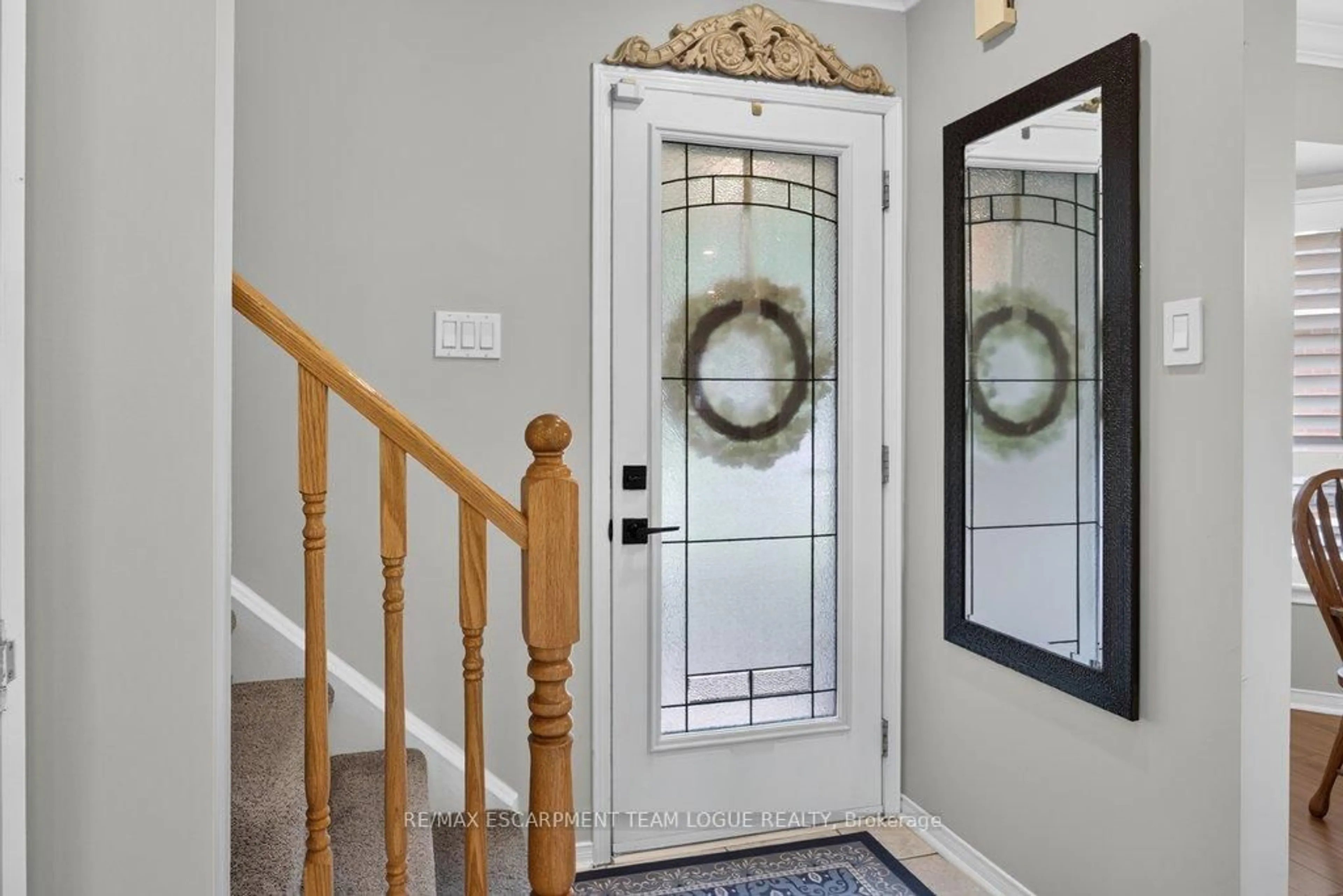 Indoor entryway for 2382 Brunswick Crt, Burlington Ontario L7P 4P2