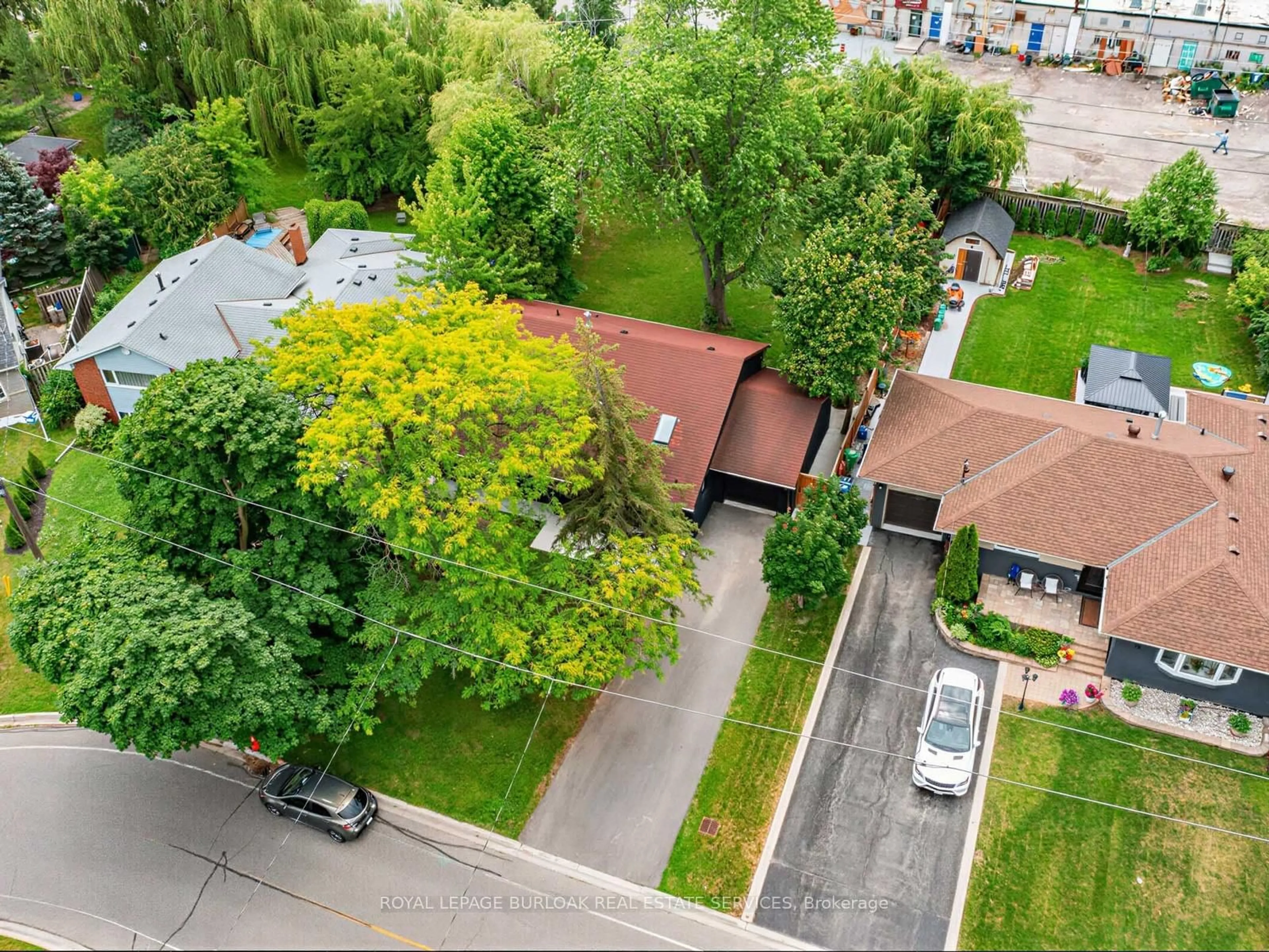 A pic from outside/outdoor area/front of a property/back of a property/a pic from drone, street for 13 Swanhurst Blvd, Mississauga Ontario L5N 1B6