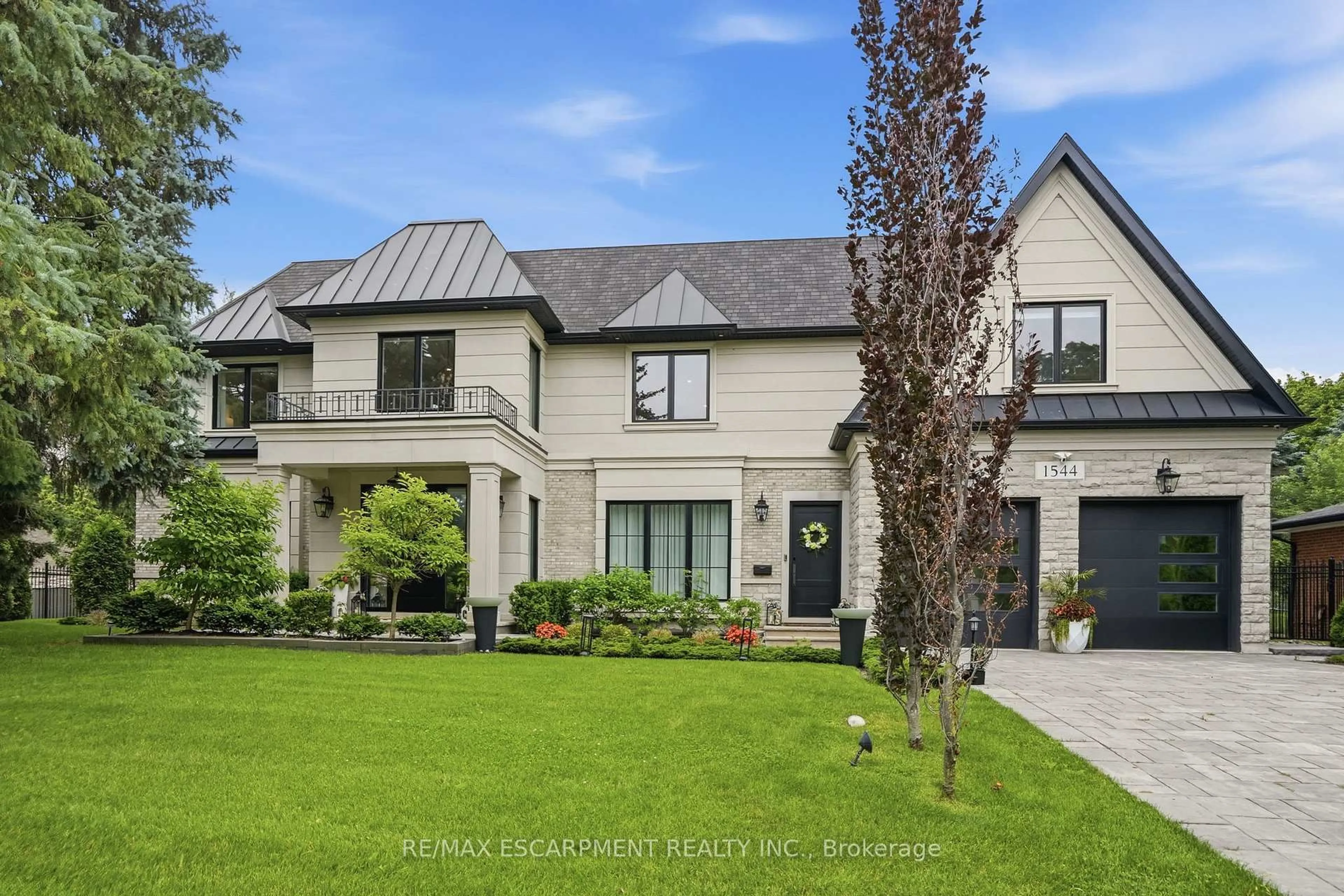 Home with brick exterior material, street for 1544 Lochlin Tr, Mississauga Ontario L5G 3V7