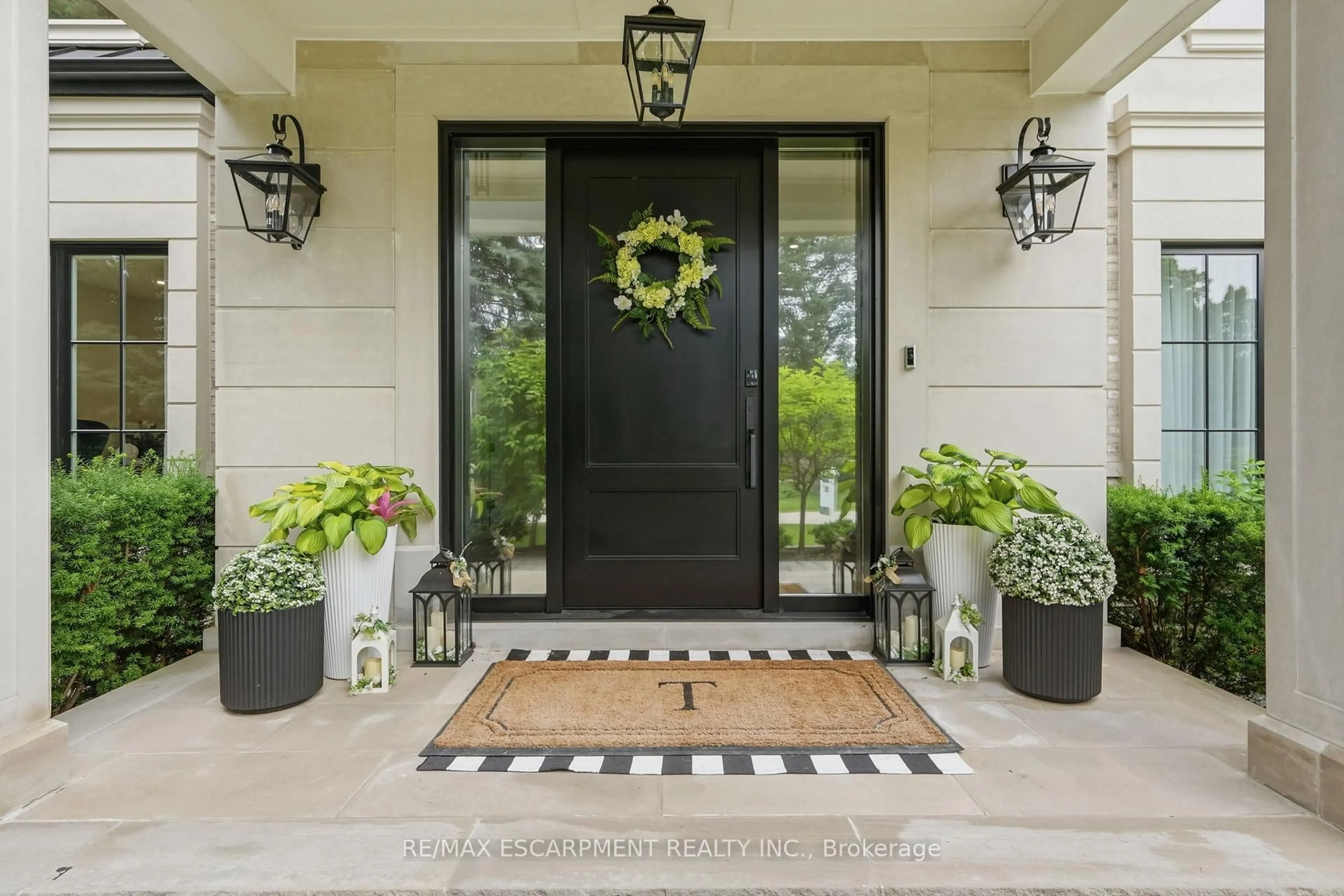 Indoor entryway for 1544 Lochlin Tr, Mississauga Ontario L5G 3V7