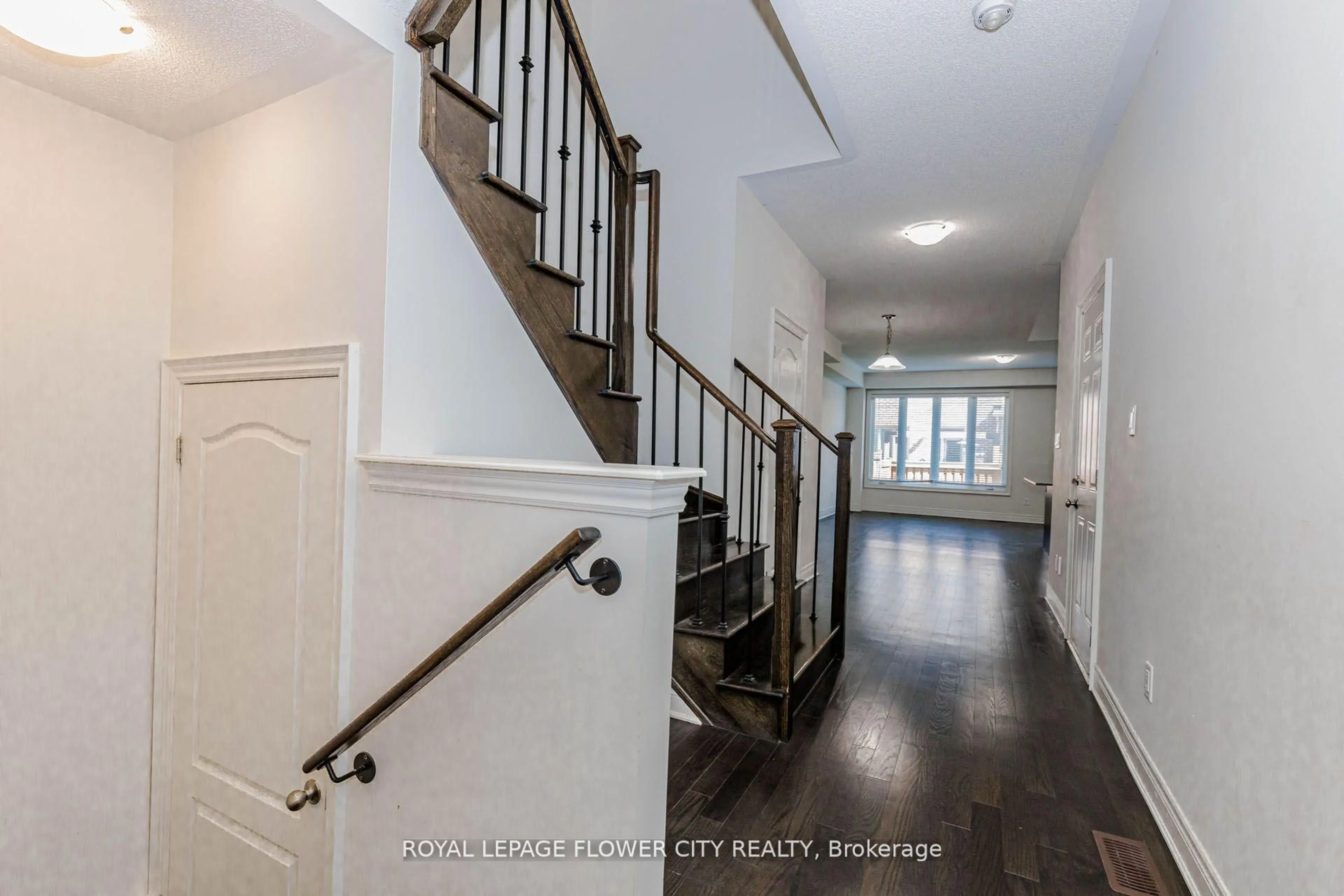 Indoor entryway for 462 Sheaffe Pl, Milton Ontario L9E 1K1