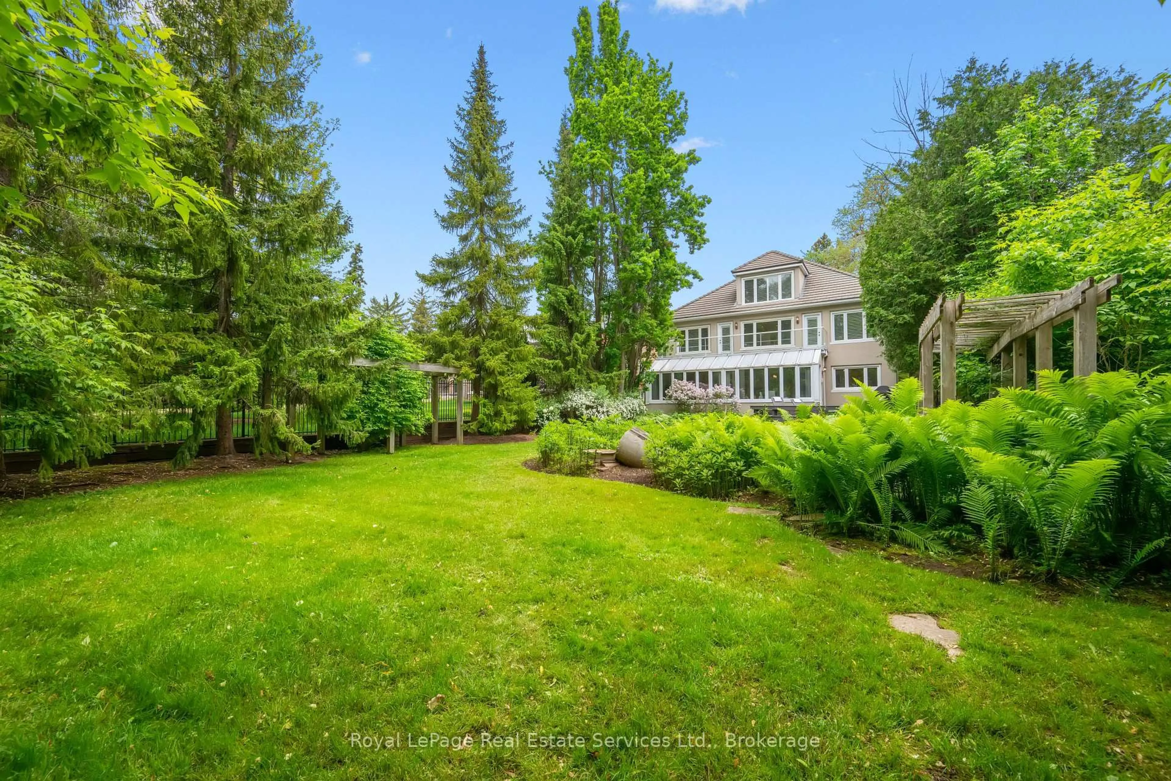 A pic from outside/outdoor area/front of a property/back of a property/a pic from drone, unknown for 480 CHARTWELL Rd, Oakville Ontario L6J 4A5