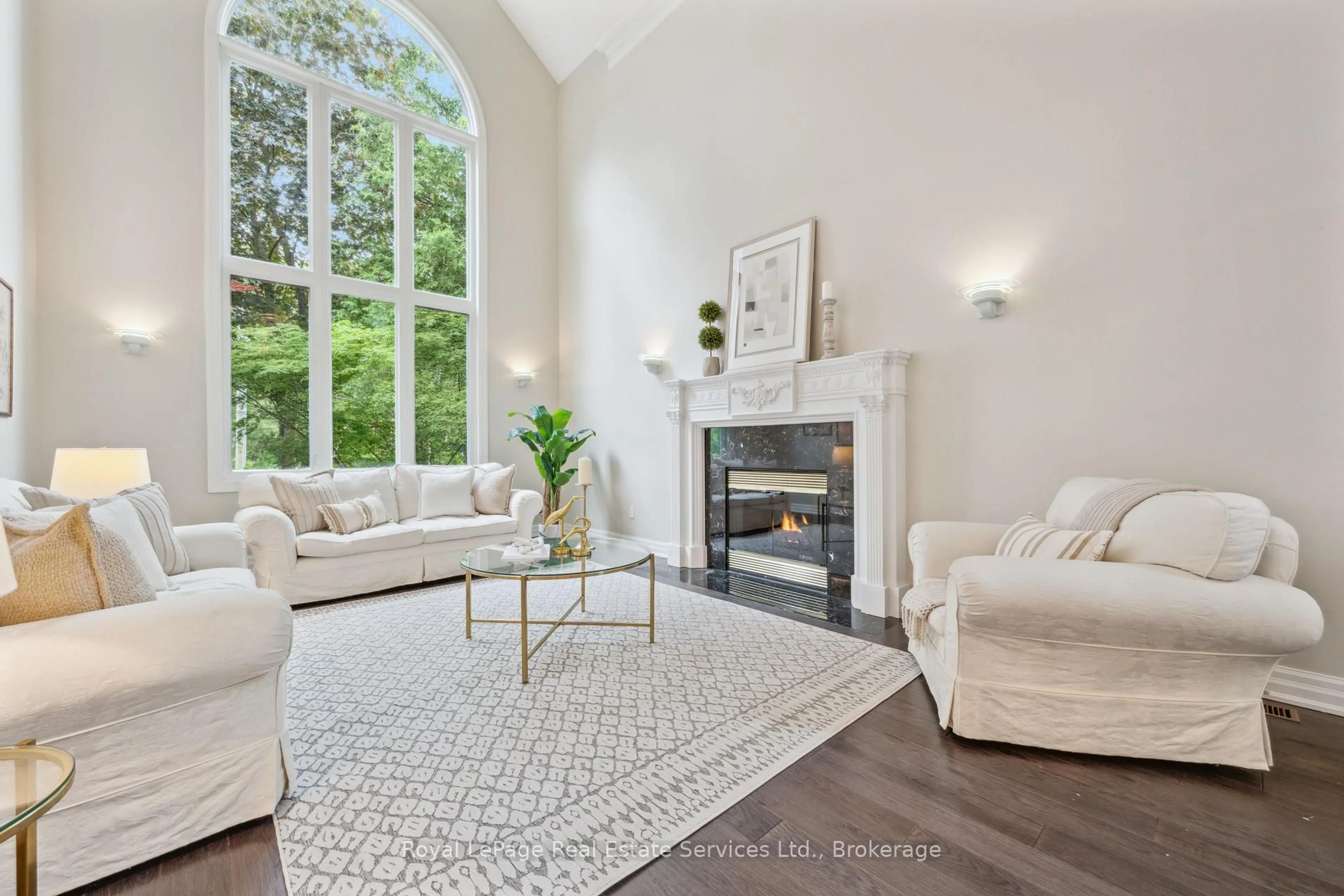 Living room with furniture, unknown for 480 CHARTWELL Rd, Oakville Ontario L6J 4A5