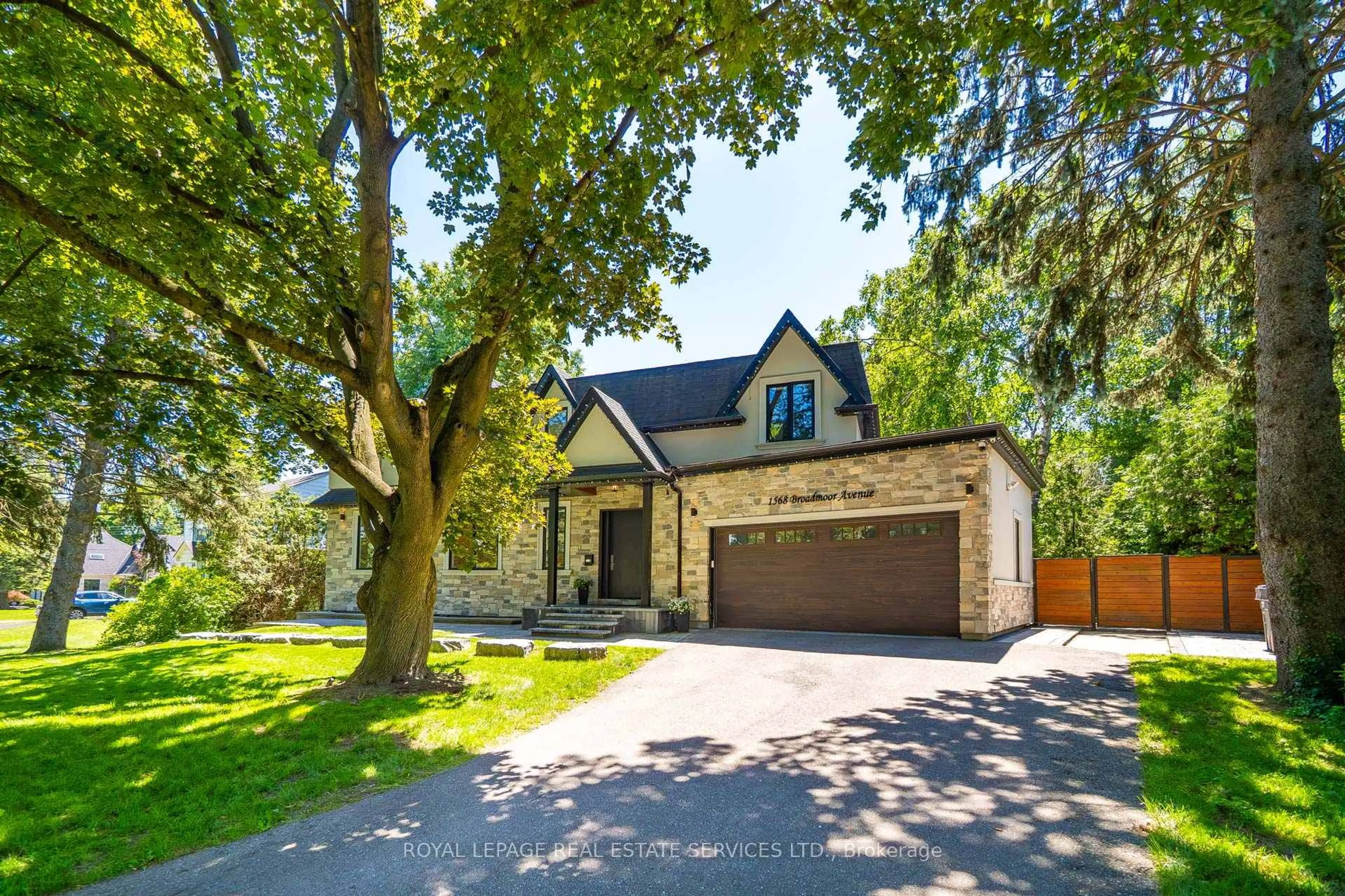 Home with brick exterior material, street for 1568 Broadmoor Ave, Mississauga Ontario L5G 3V1