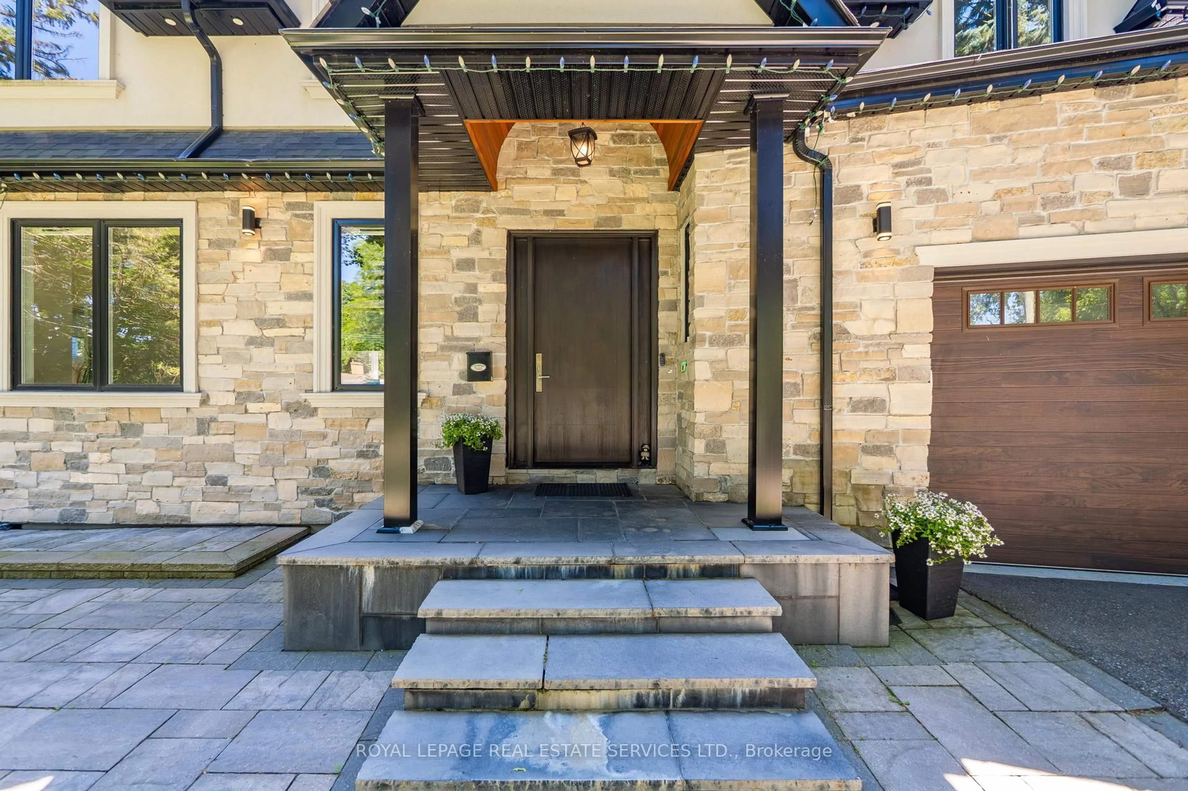 Indoor entryway for 1568 Broadmoor Ave, Mississauga Ontario L5G 3V1