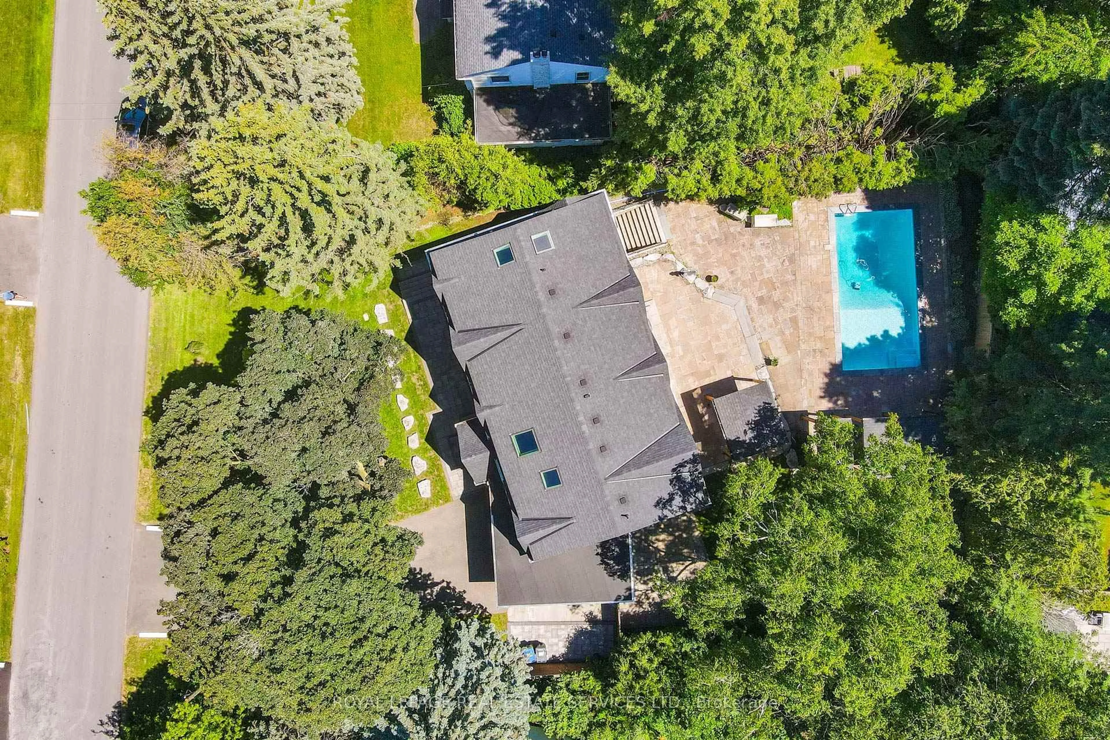A pic from outside/outdoor area/front of a property/back of a property/a pic from drone, street for 1568 Broadmoor Ave, Mississauga Ontario L5G 3V1