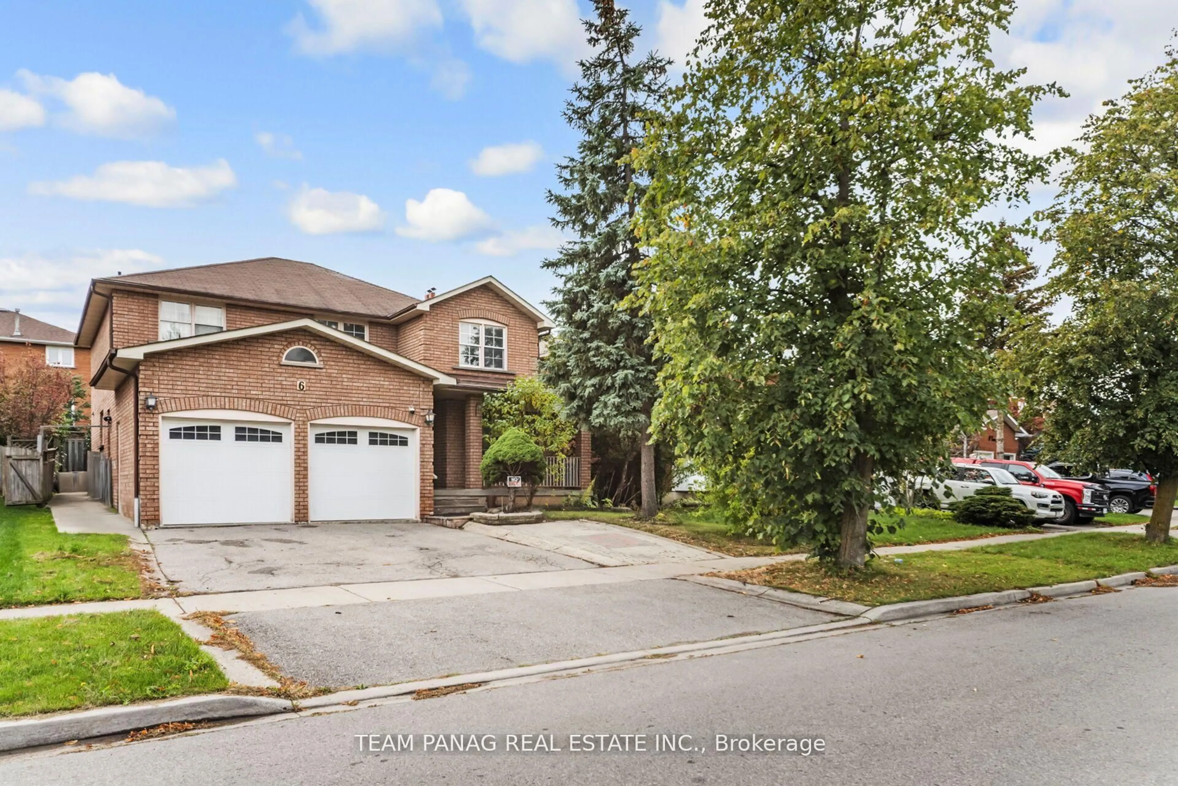 A pic from outside/outdoor area/front of a property/back of a property/a pic from drone, street for 6 Coronation Circ, Brampton Ontario L6Z 3Z6