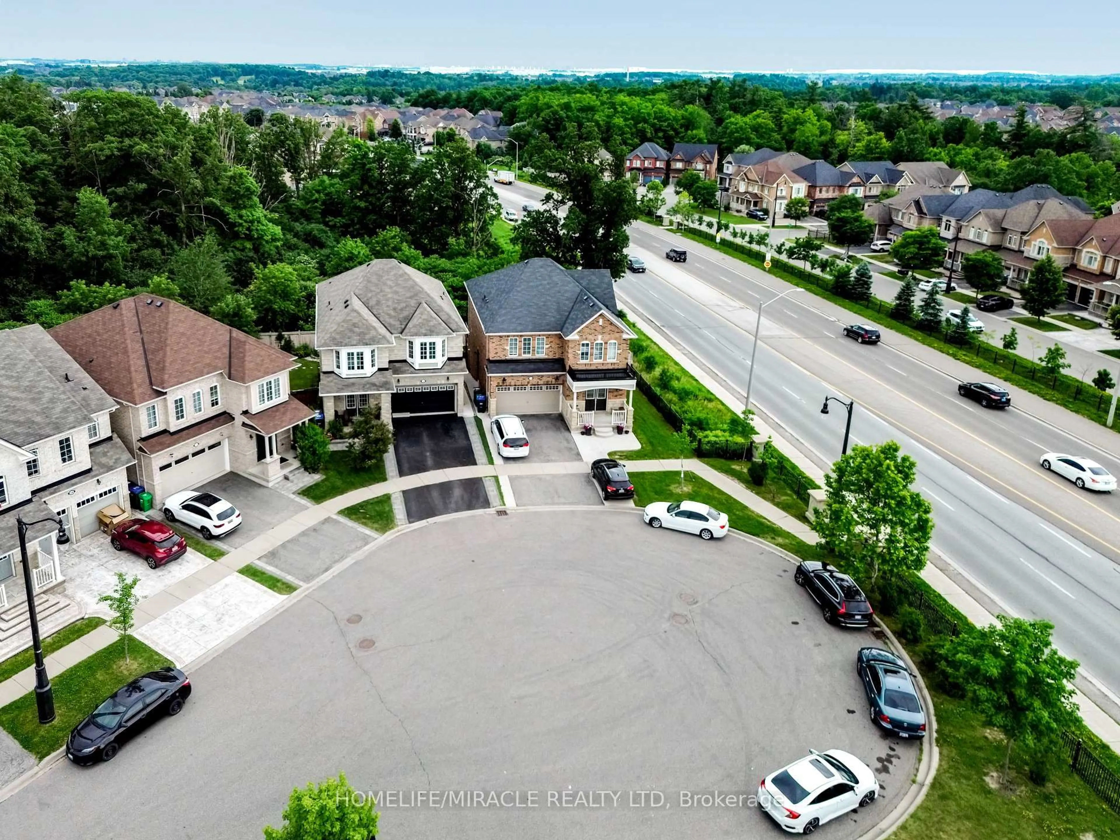 A pic from outside/outdoor area/front of a property/back of a property/a pic from drone, street for 14 Adeline Crt, Brampton Ontario L6Y 0W9