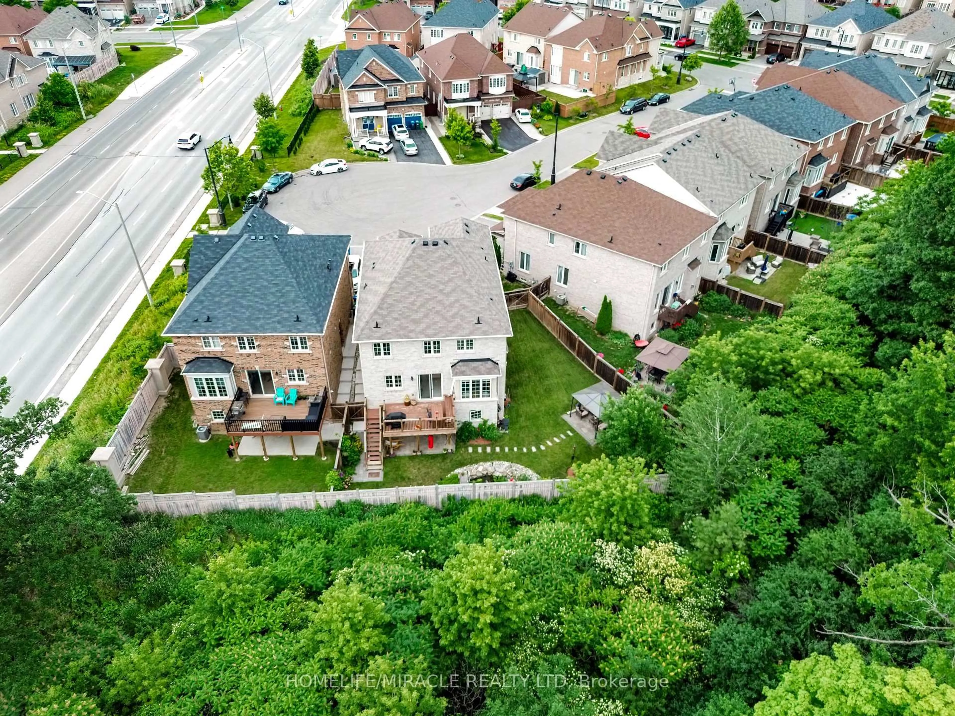 A pic from outside/outdoor area/front of a property/back of a property/a pic from drone, street for 14 Adeline Crt, Brampton Ontario L6Y 0W9