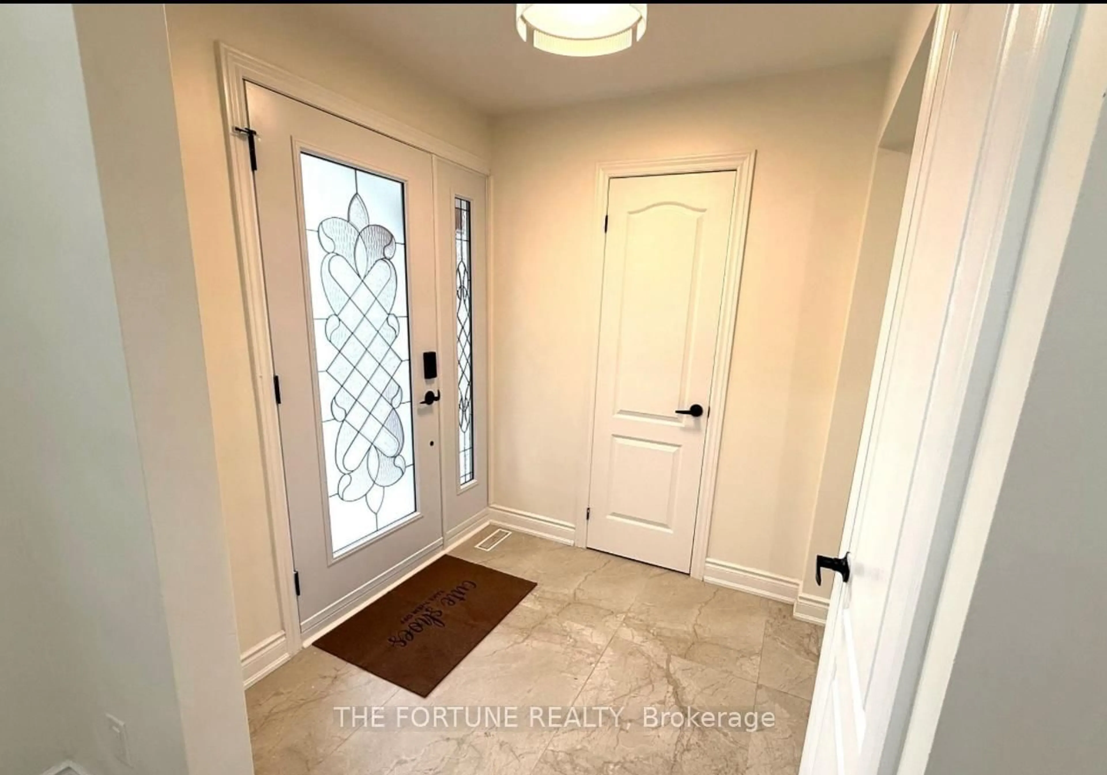 Indoor entryway for 7461 Netherwood Rd, Mississauga Ontario L4T 2N7