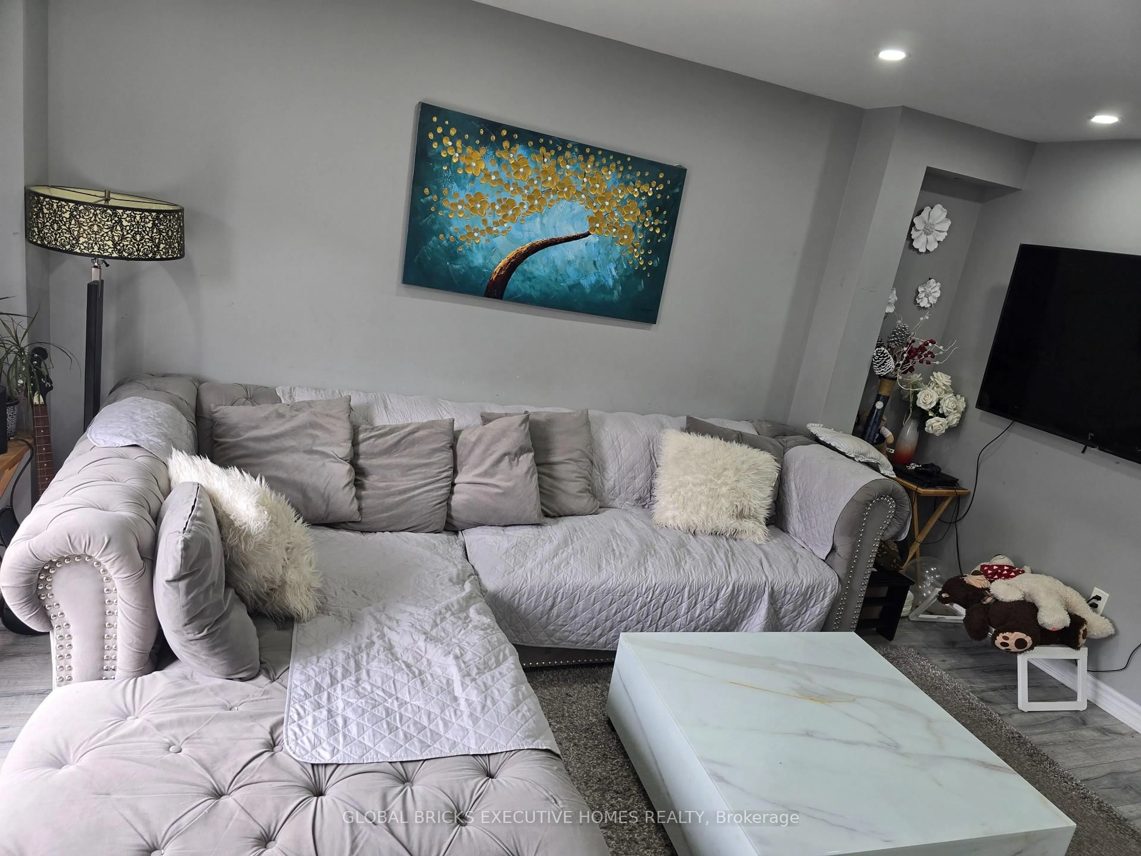 Living room with furniture, unknown for 17 Mannel Cres, Brampton Ontario L6Y 5E2