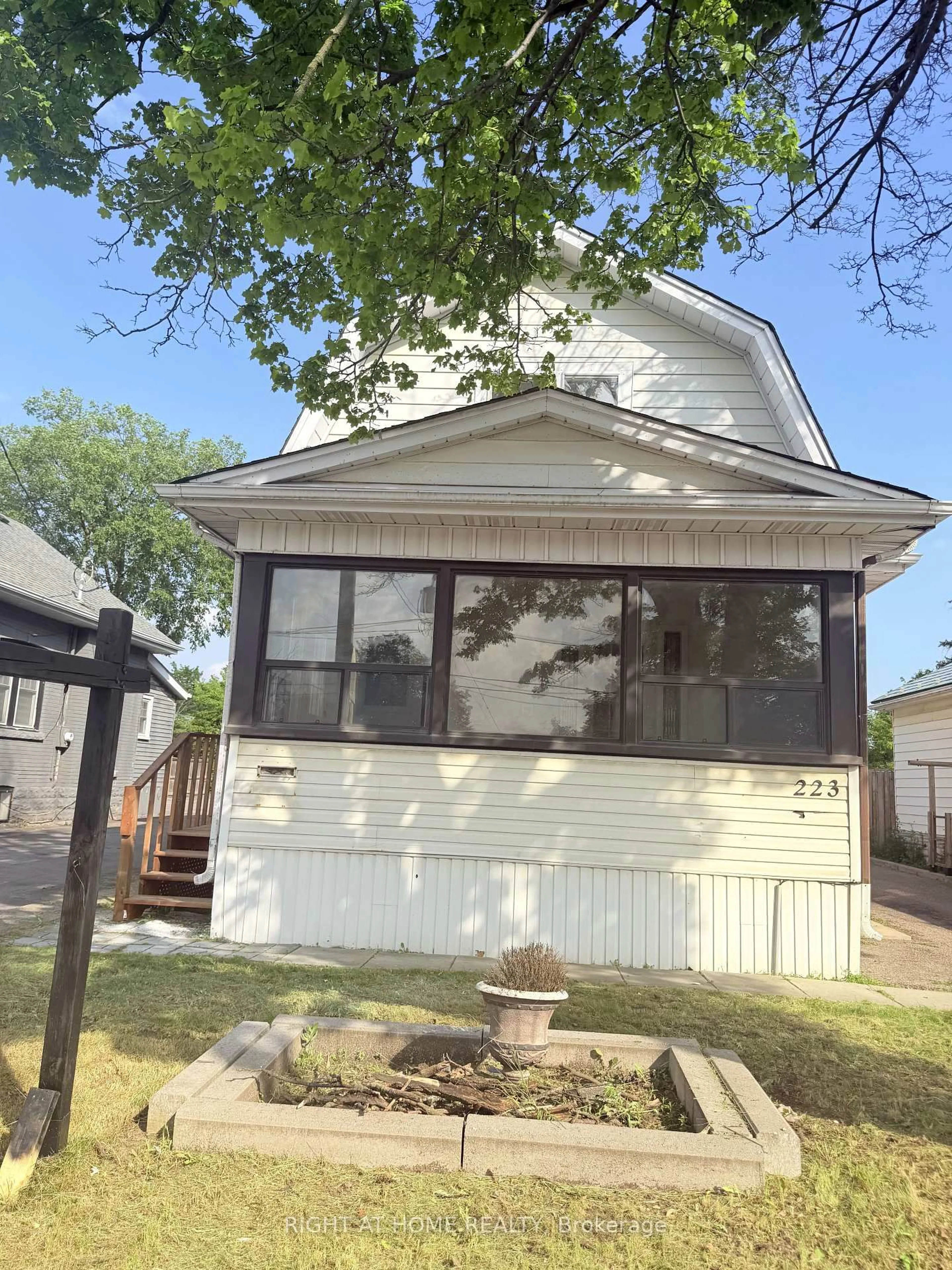 Home with vinyl exterior material, street for 223 Queen St, Brampton Ontario L6Y 1M6