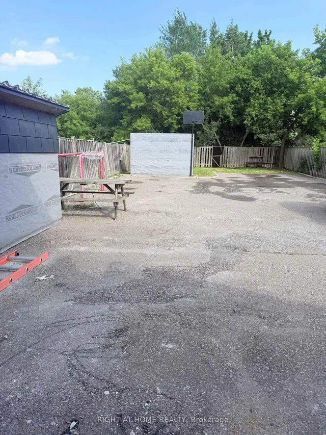 223 Queen St, Brampton 4