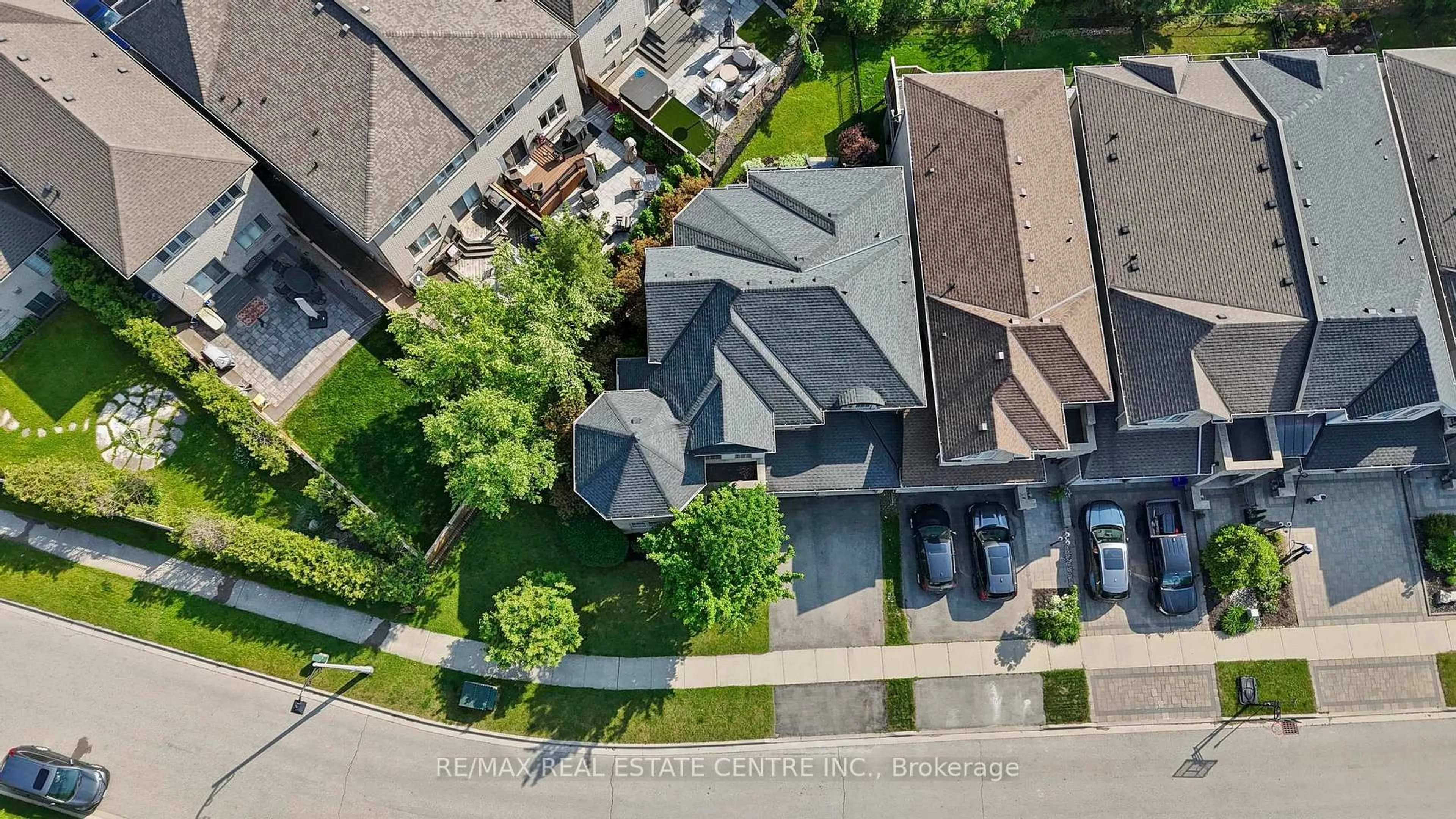 A pic from outside/outdoor area/front of a property/back of a property/a pic from drone, street for 2454 Springforest Dr, Oakville Ontario L6M 0A1