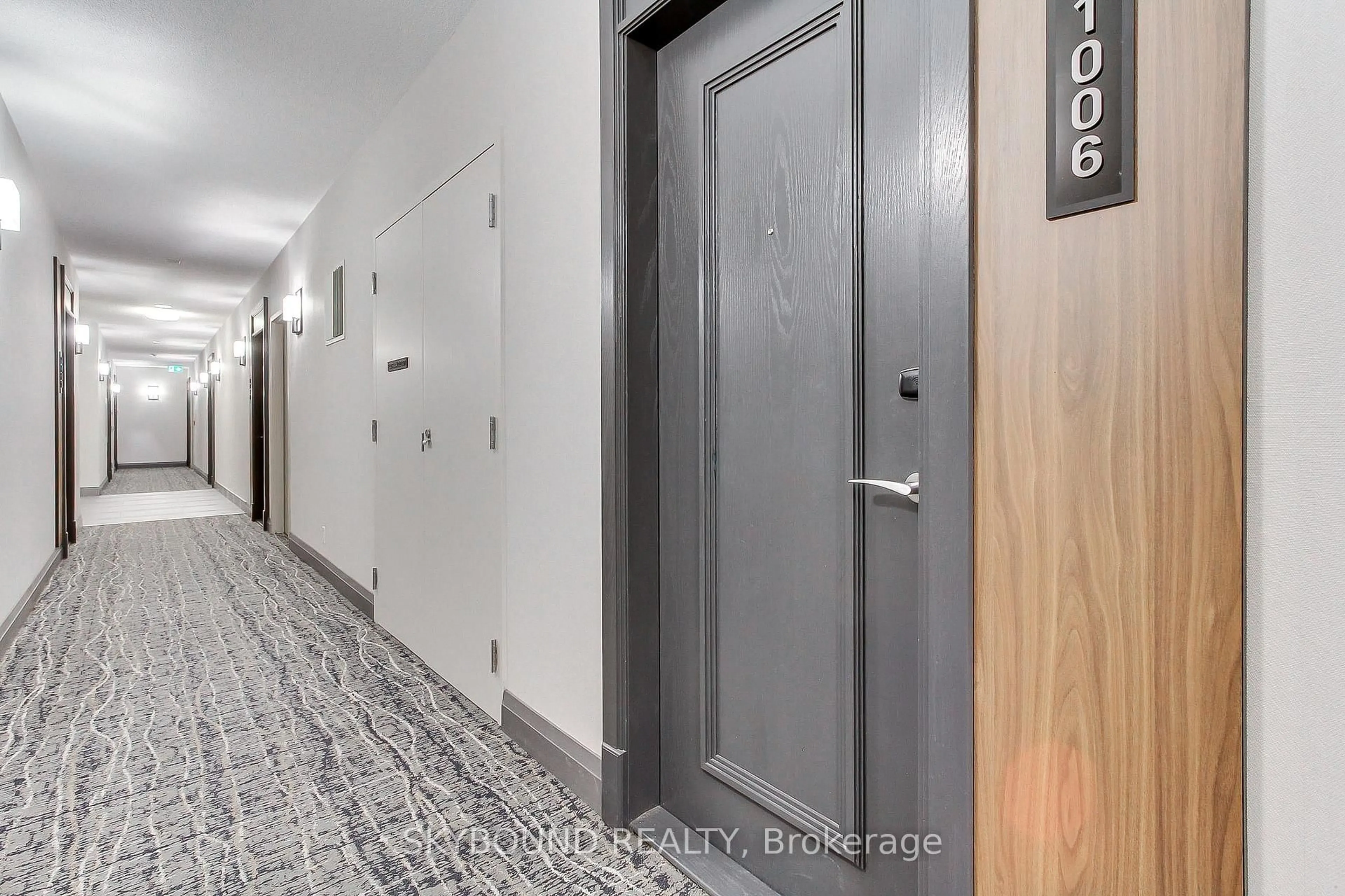 Indoor foyer for 1900 Lake Shore Blvd #1006, Toronto Ontario M6S 1A4