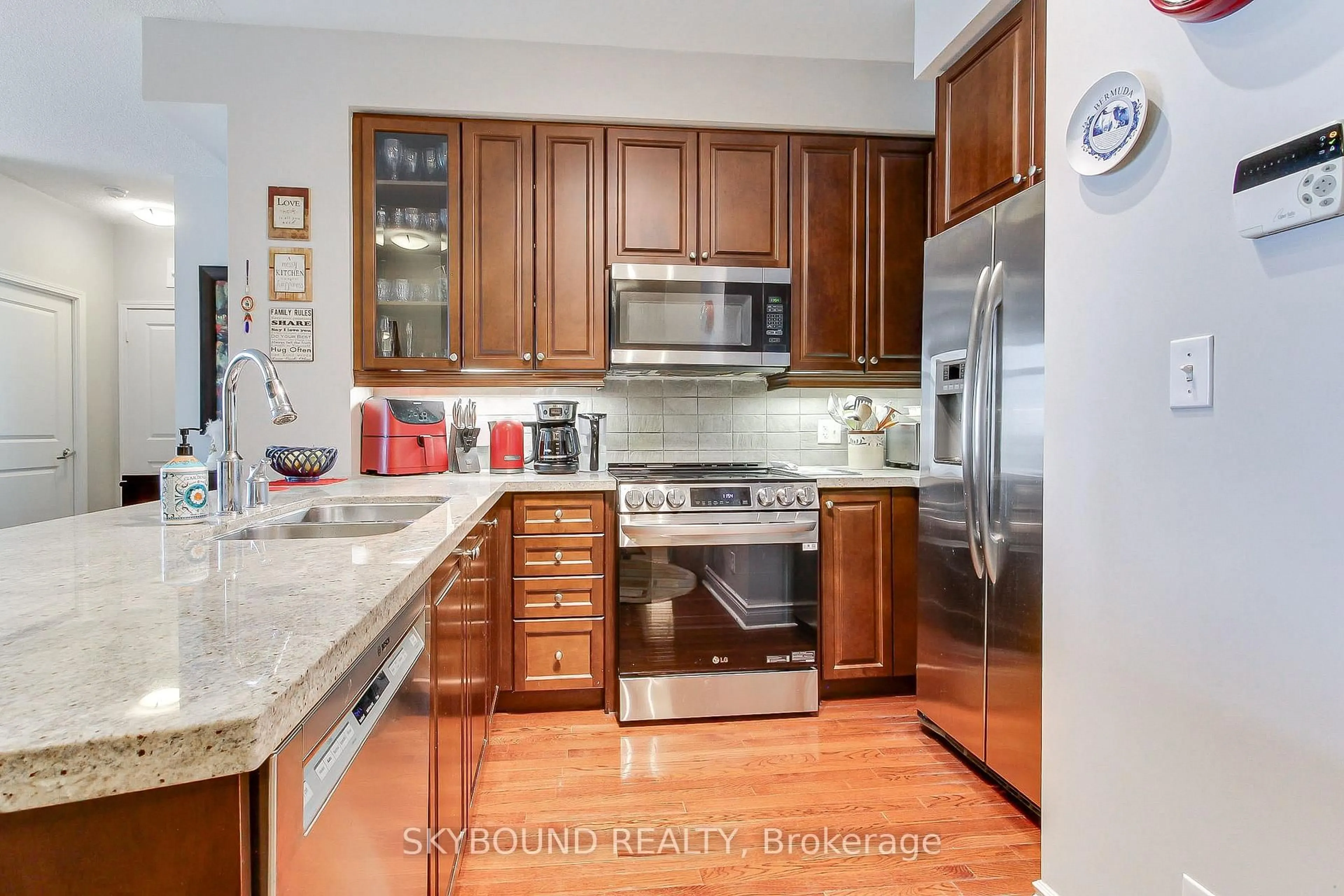 Standard kitchen, ceramic/tile floor for 1900 Lake Shore Blvd #1006, Toronto Ontario M6S 1A4