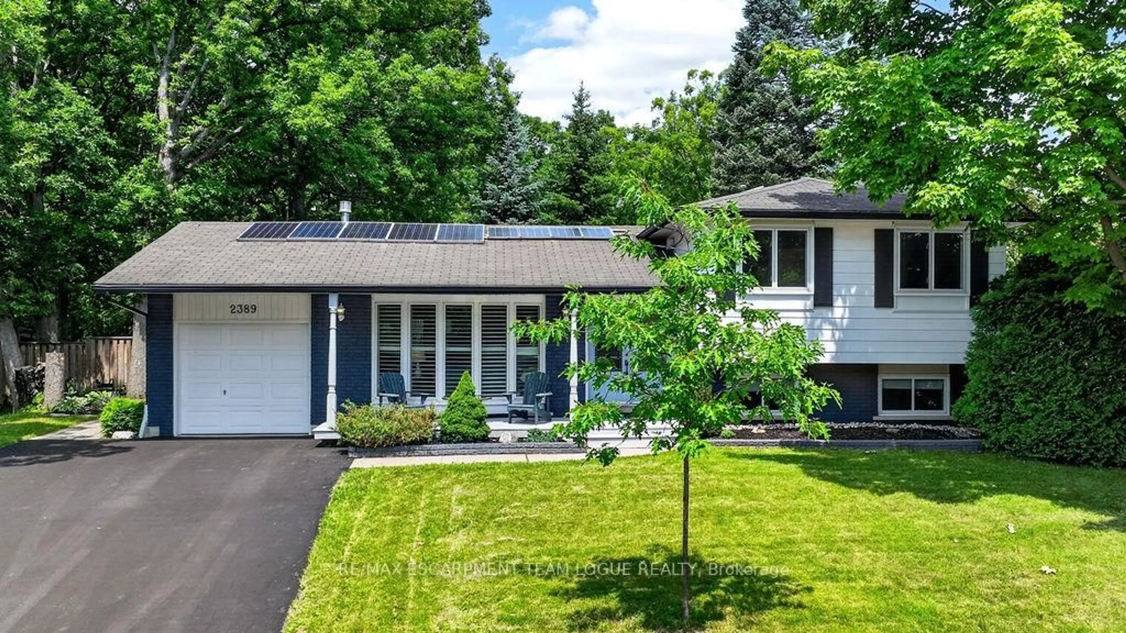 Home with vinyl exterior material, street for 2389 PEART Crt, Burlington Ontario L7P 2V5
