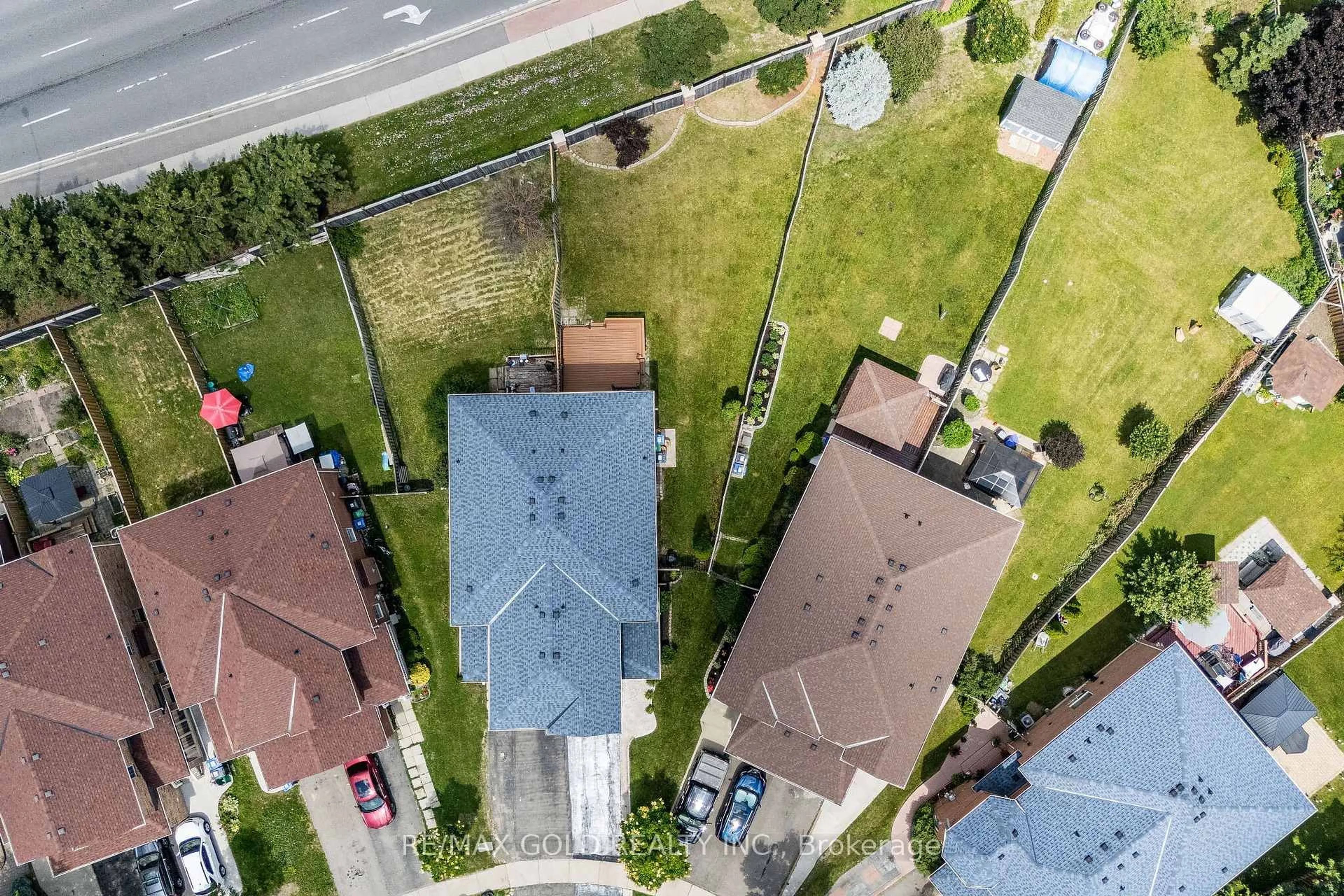 A pic from outside/outdoor area/front of a property/back of a property/a pic from drone, street for 76 Secord Cres, Brampton Ontario L6X 4Y8