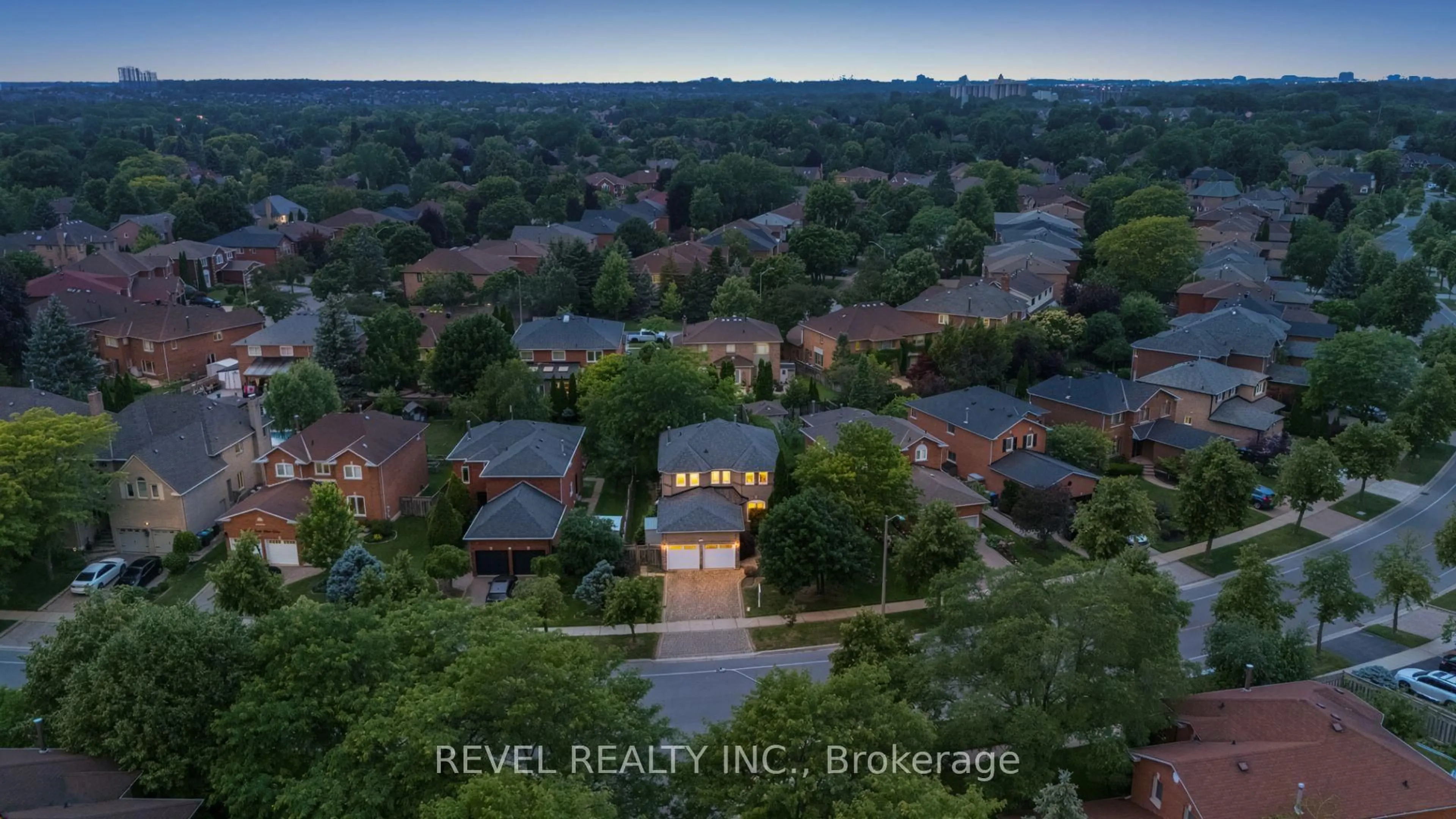A pic from outside/outdoor area/front of a property/back of a property/a pic from drone, unknown for 4315 Credit Pointe Dr, Mississauga Ontario L5M 3J8