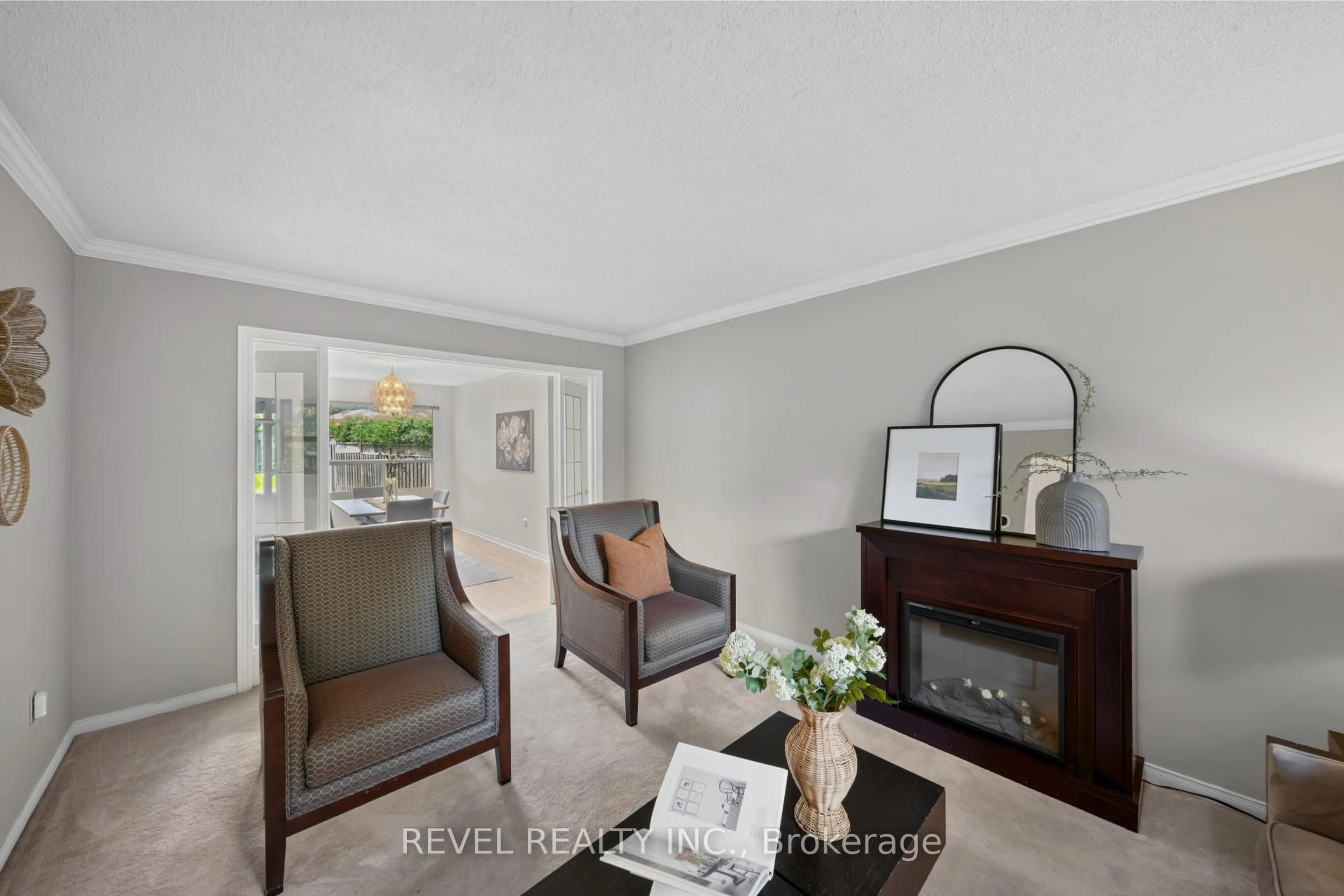 Living room with furniture, unknown for 4315 Credit Pointe Dr, Mississauga Ontario L5M 3J8