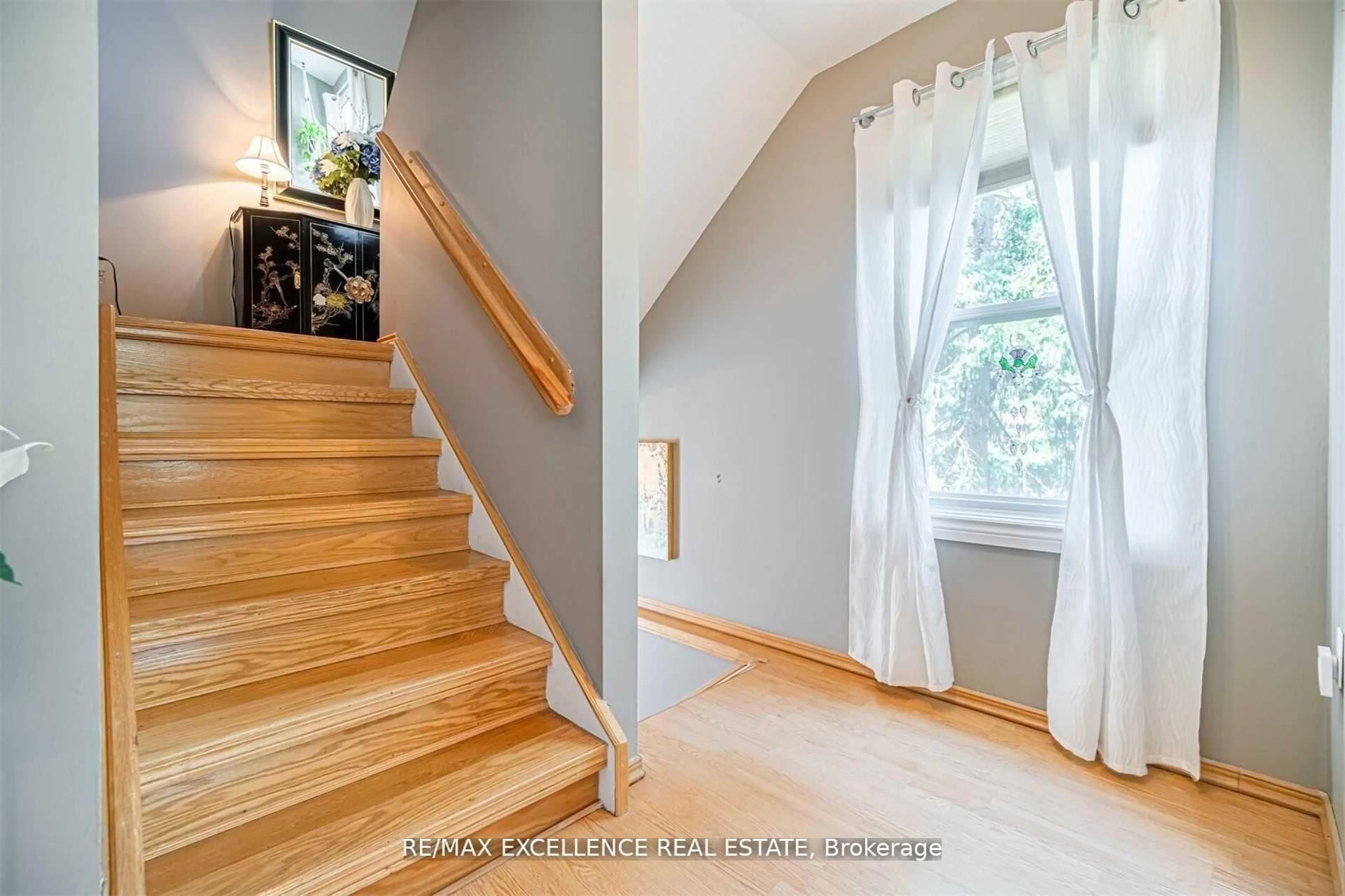 Stairs for 148 Ashton Cres, Brampton Ontario L6S 3J9