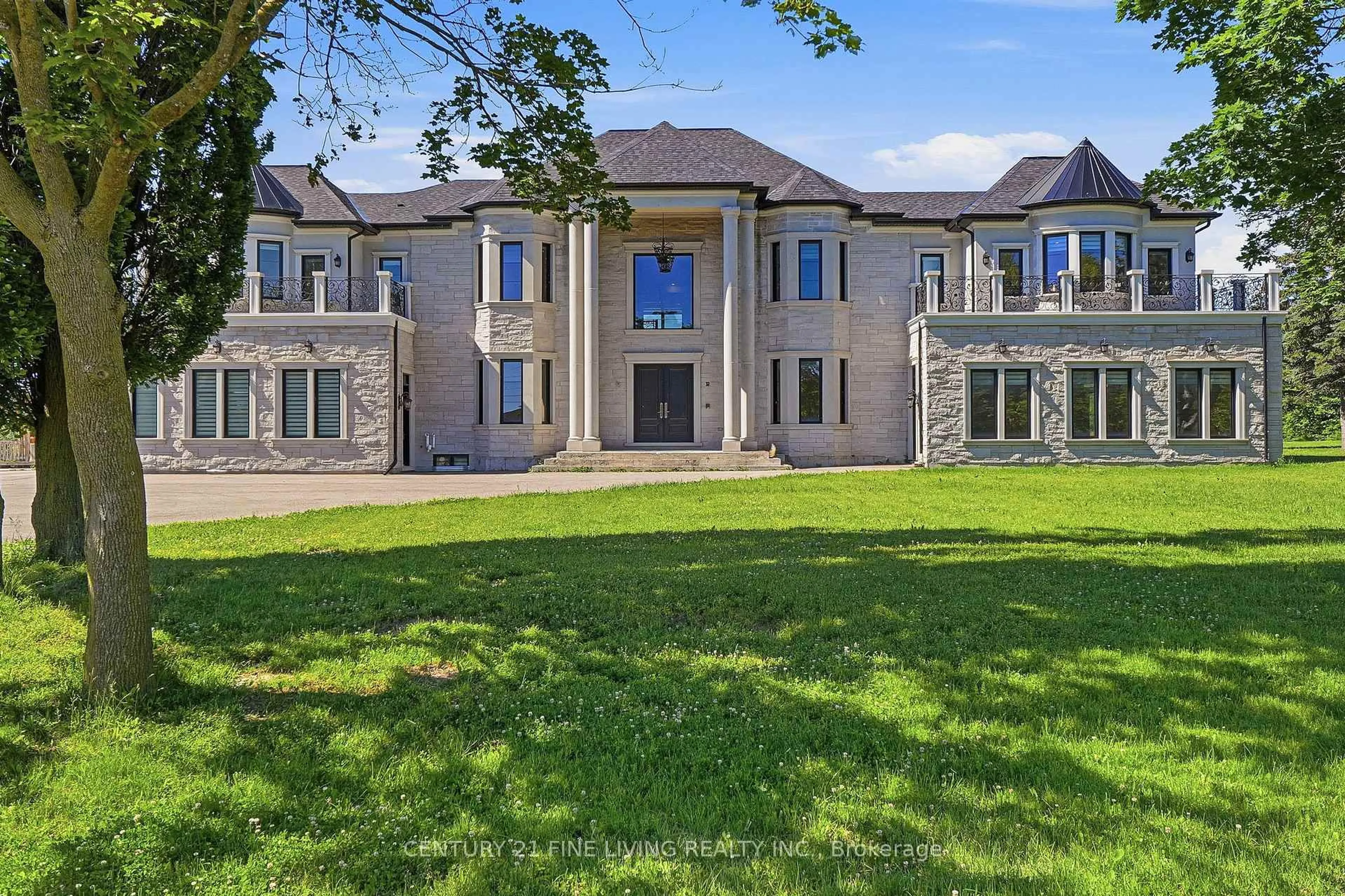 A pic from outside/outdoor area/front of a property/back of a property/a pic from drone, unknown for 4 GRAFTON Cres, Brampton Ontario L6P 0M1