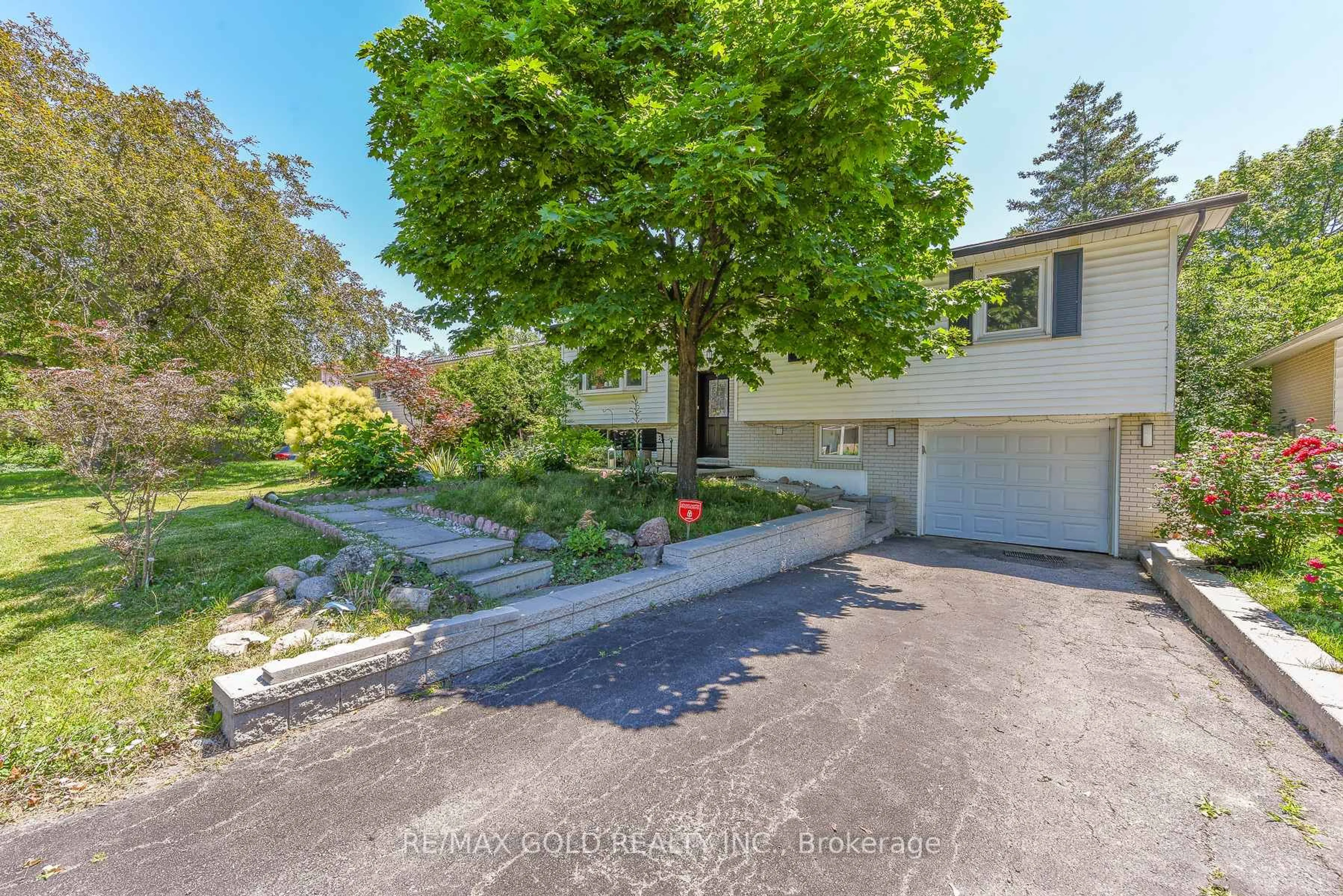 A pic from outside/outdoor area/front of a property/back of a property/a pic from drone, street for 18 Drury Cres, Brampton Ontario L6T 1L2